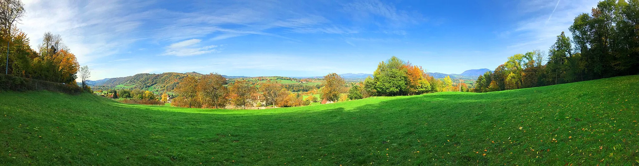 Photo showing: vue sur le vieux château de Voissant, depuis la route de Miribel