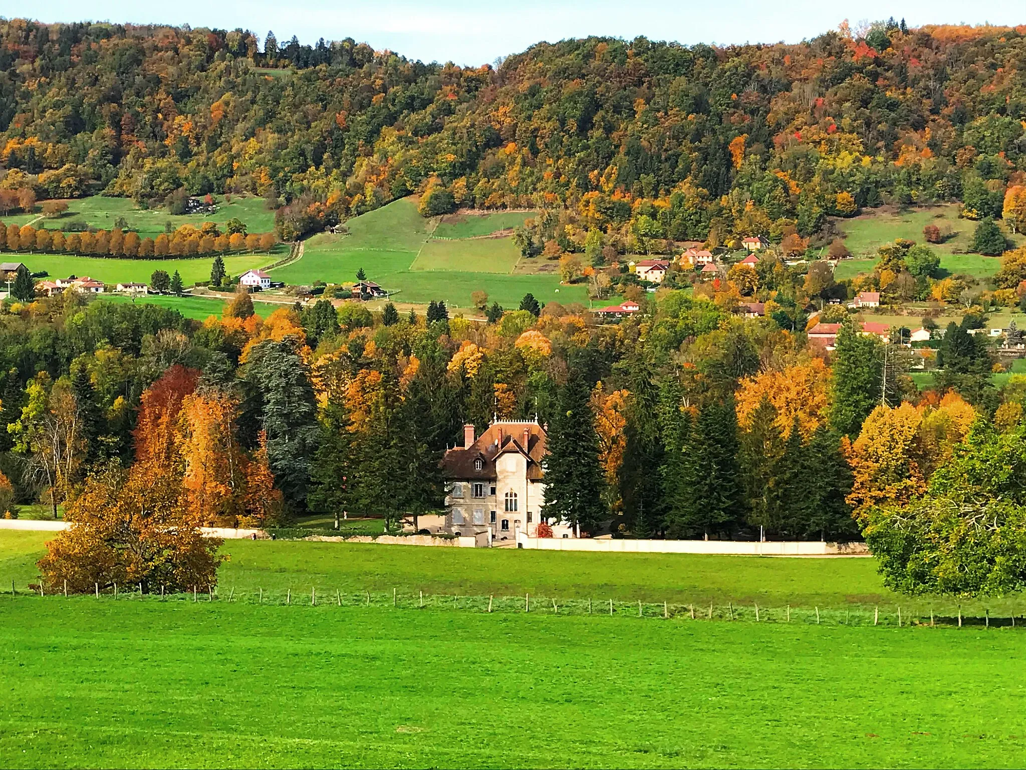 Photo showing: Vue depuis la route sous le mont