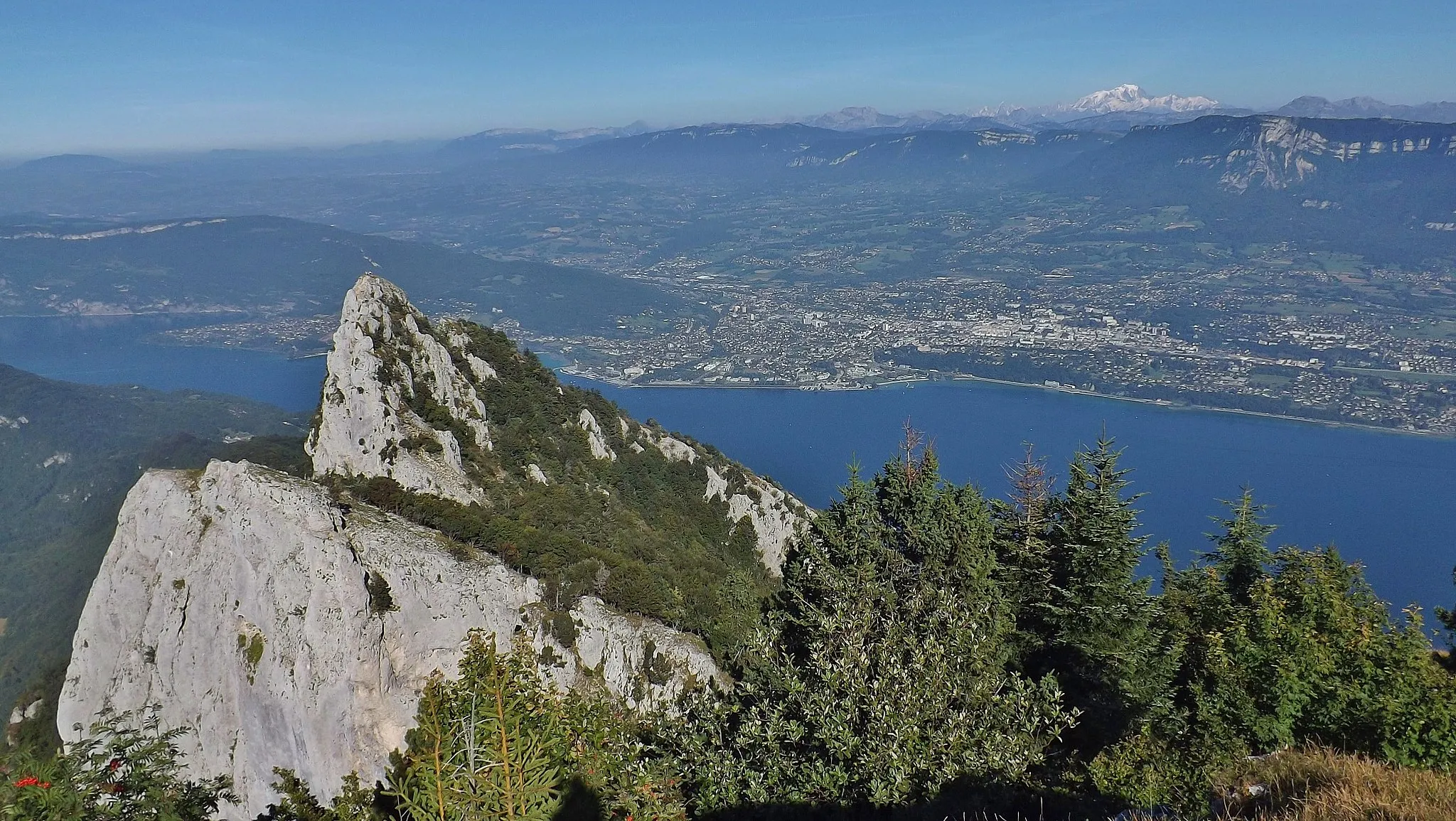 Photo showing: Panoramic sight of the dent du Chat mountain, the lac du Bourget lake, the city of Aix-les-Bains and the Mont-Blanc mount, in Savoie, France.