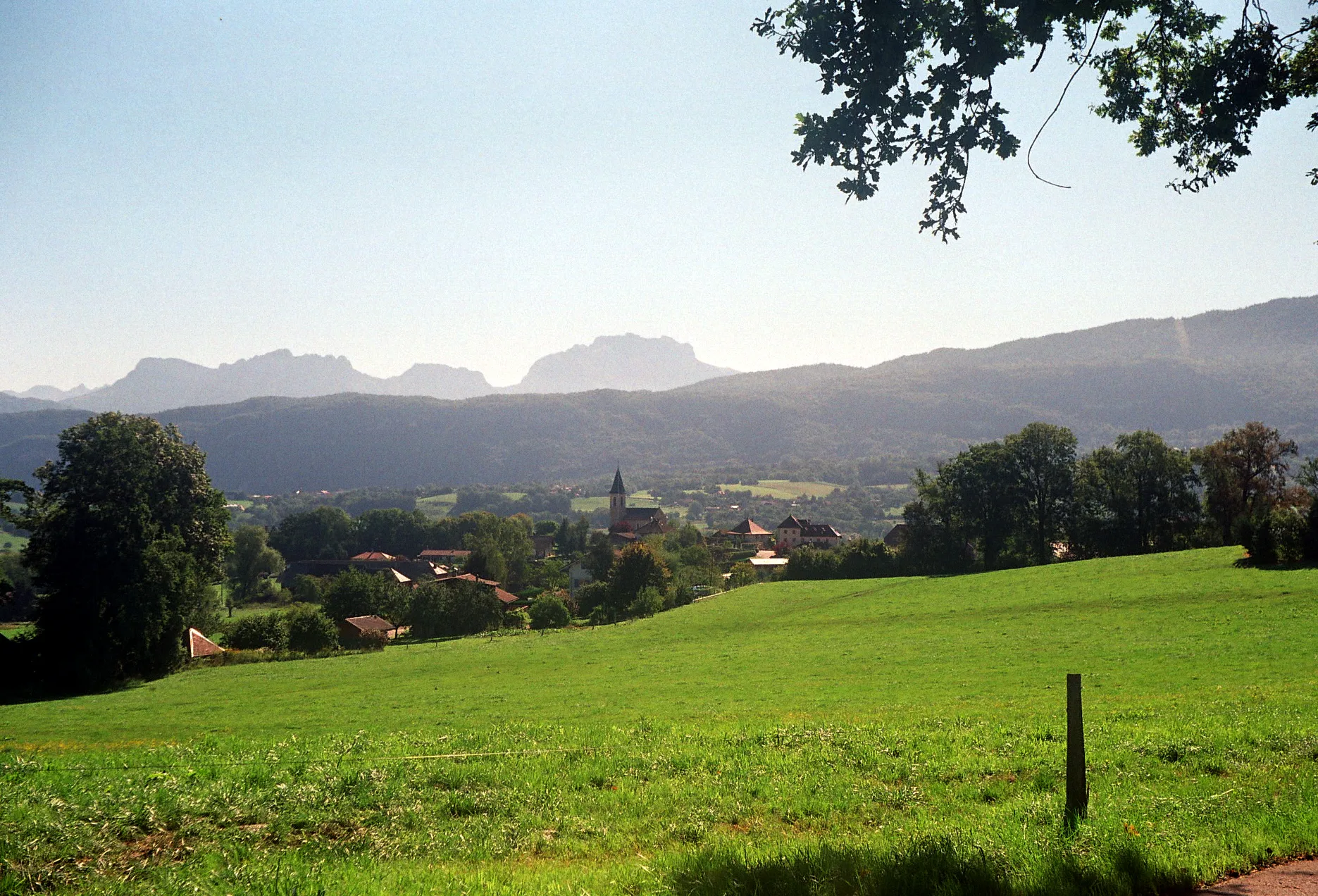 Photo showing: Montagny vu de la route d'Oilly, août 2010. En arrière plan : la Tournette et les dents de Lanfon et tout au fond, à gauche, les Aravis.