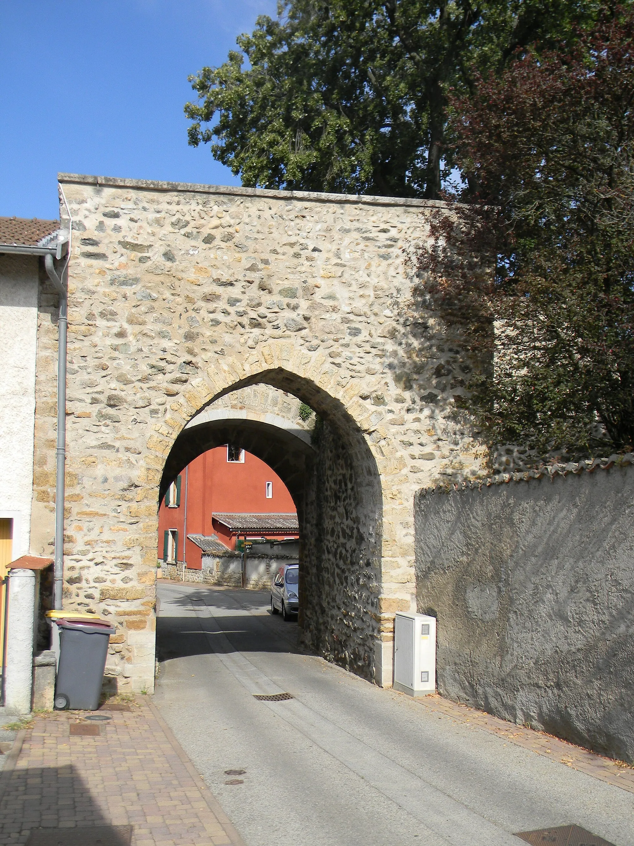 Photo showing: Porte médiévale à Colombier-Saugnieu.