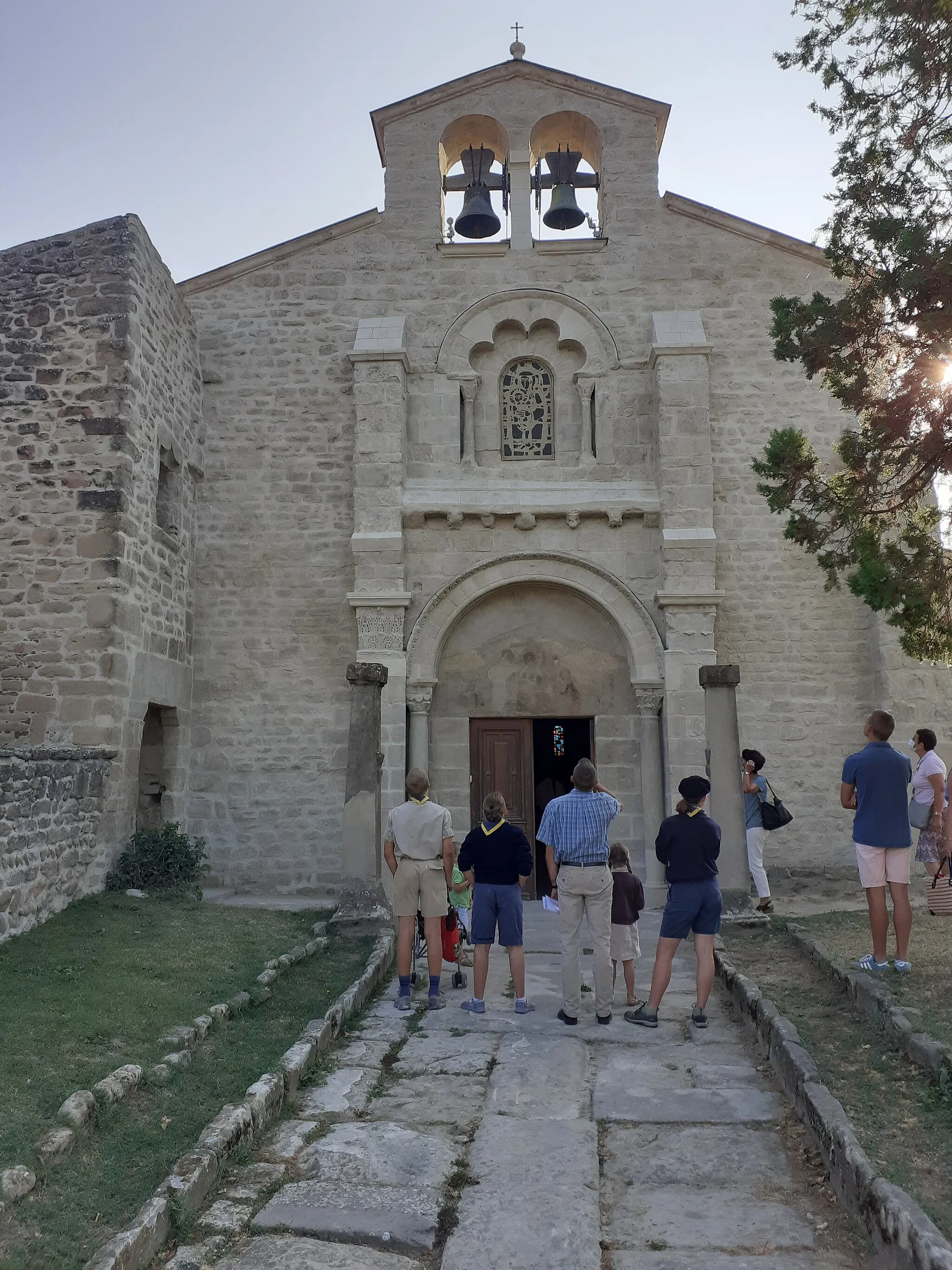 Photo showing: Entrée de l'église du prieuré ste Agnès de La motte de Galaure