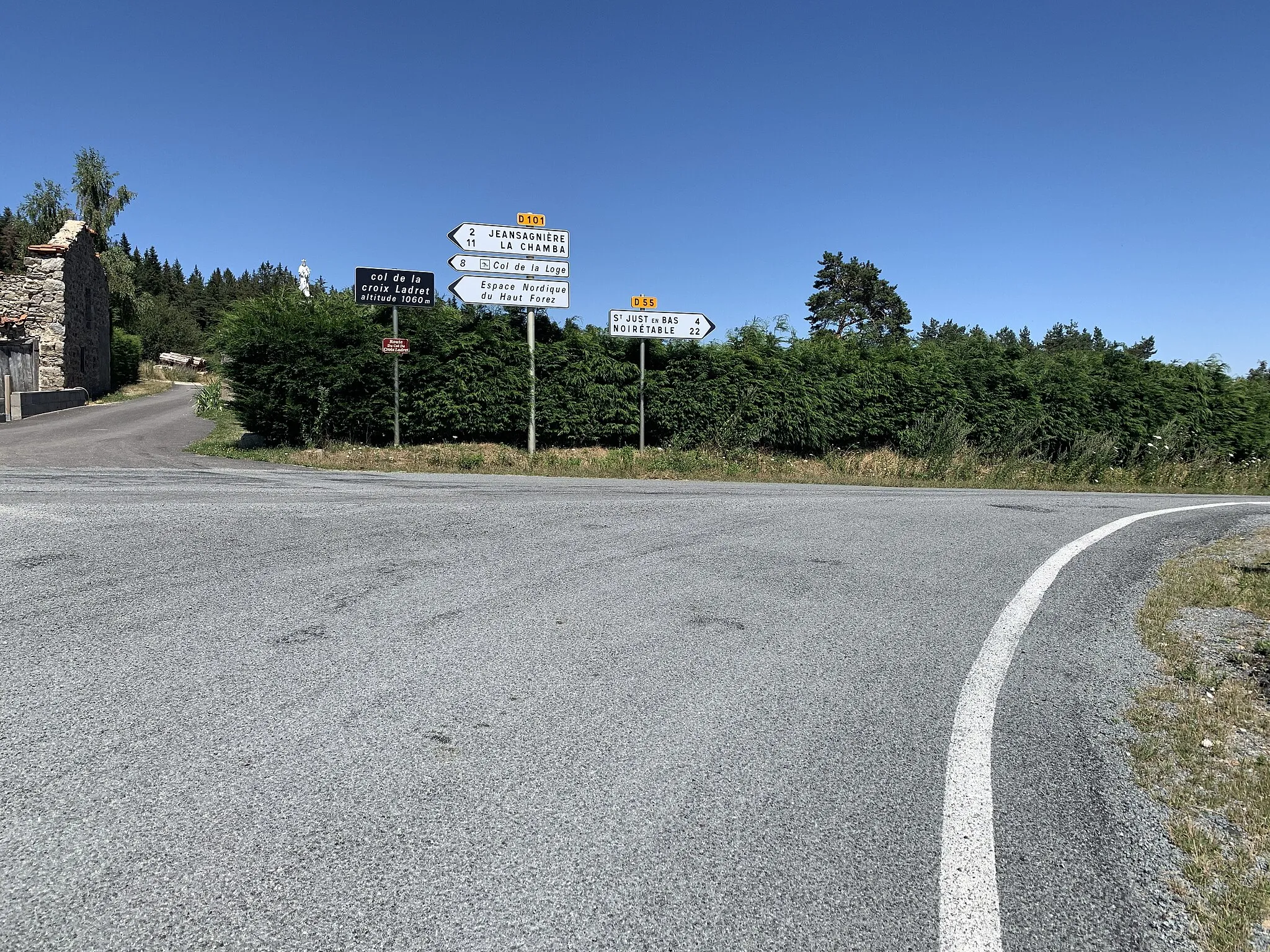 Photo showing: Col de la Croix Ladret (1060 m) à Jeansagnière, dans la Loire.