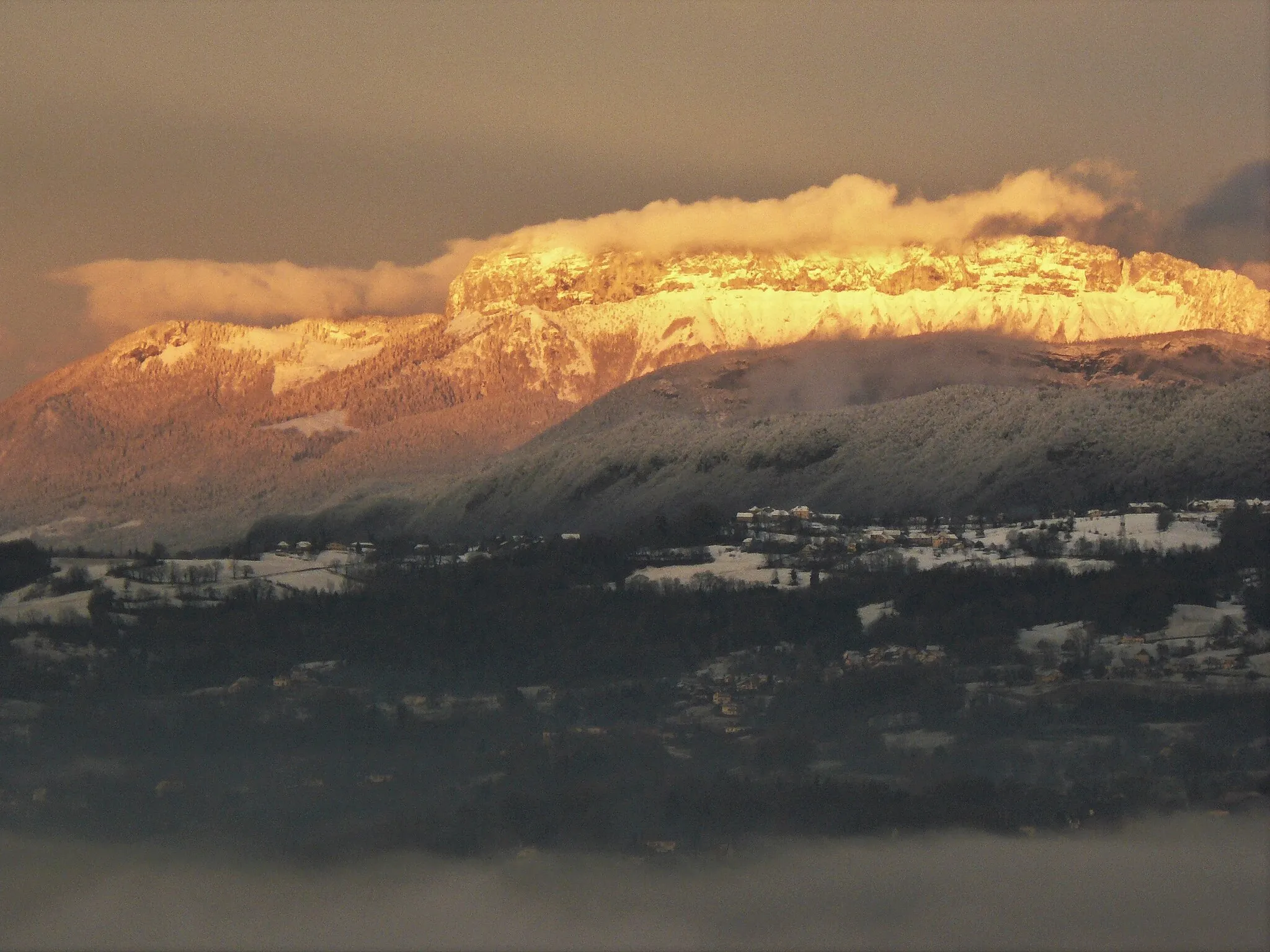 Photo showing: Couché de soleil sur le Parmelan vu depuis la commune d'Héry-sur-Alby dans la plaine de l'Albanais (Haute-Savoie).