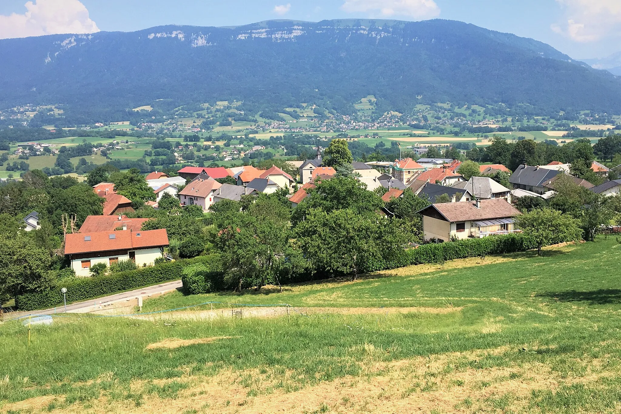 Photo showing: Vue générale de la commune d'Héry-sur-Alby dans la plaine de l'Albanais en Haute-Savoie.