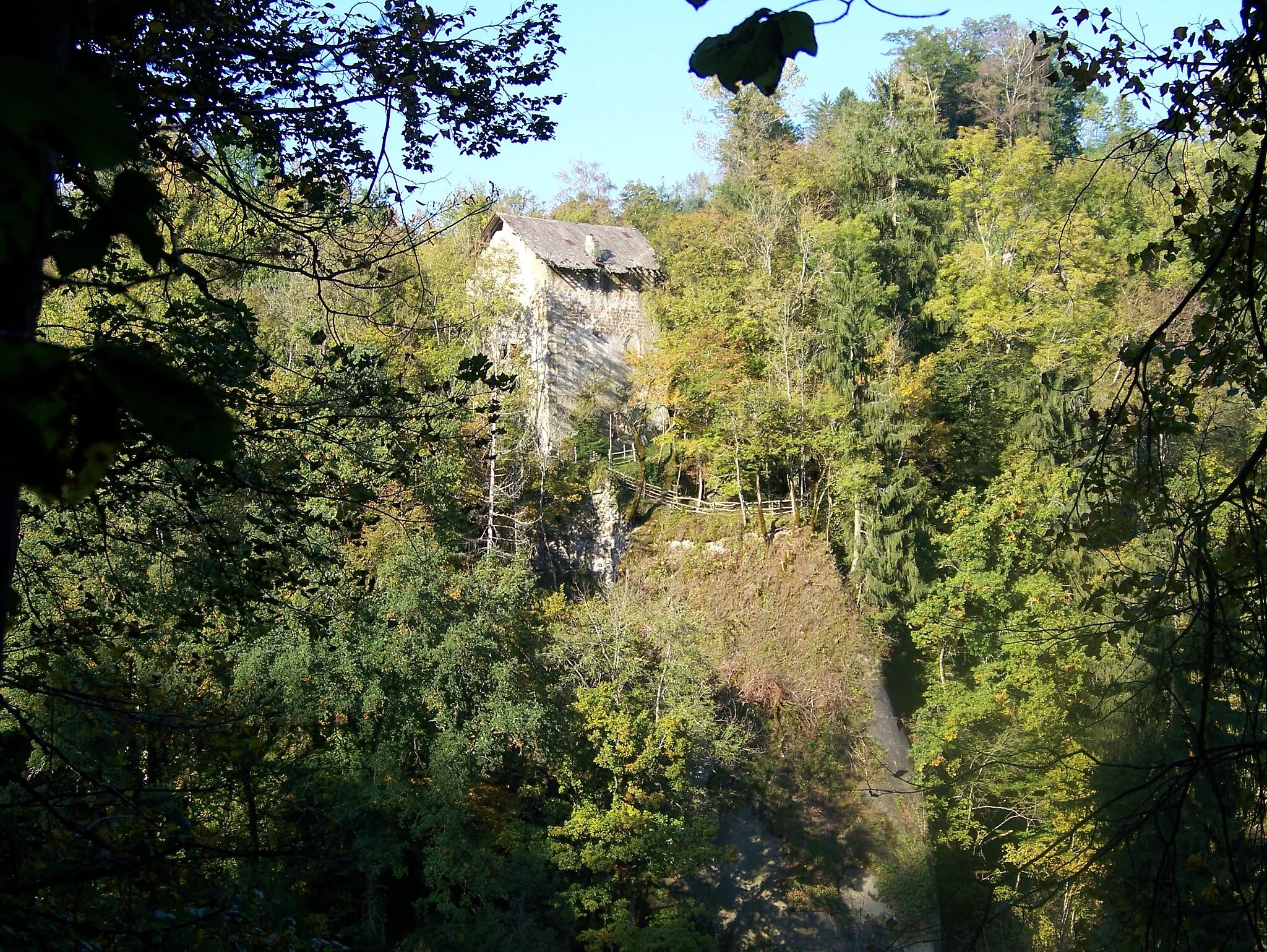 Photo showing: Château de Pierrecharve vu depuis la falaise avec la terrasse "la proue du navire" en cours d'aménagement.