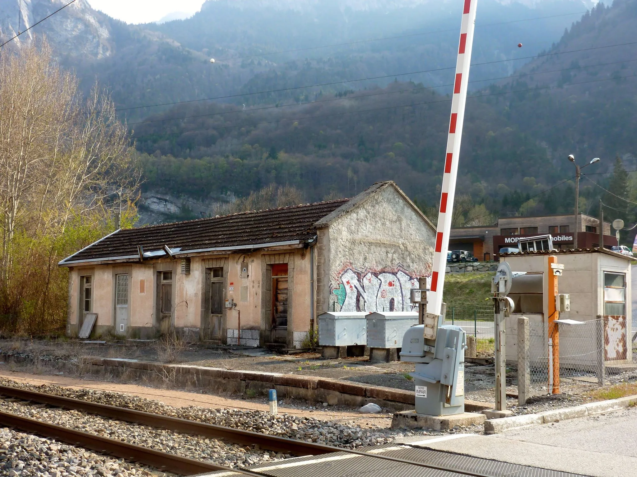 Photo showing: Gare d'Oëx qui reliait la commune de Magland et celle de Sallanches. Elle n'est plus en fonction aujourd'hui.