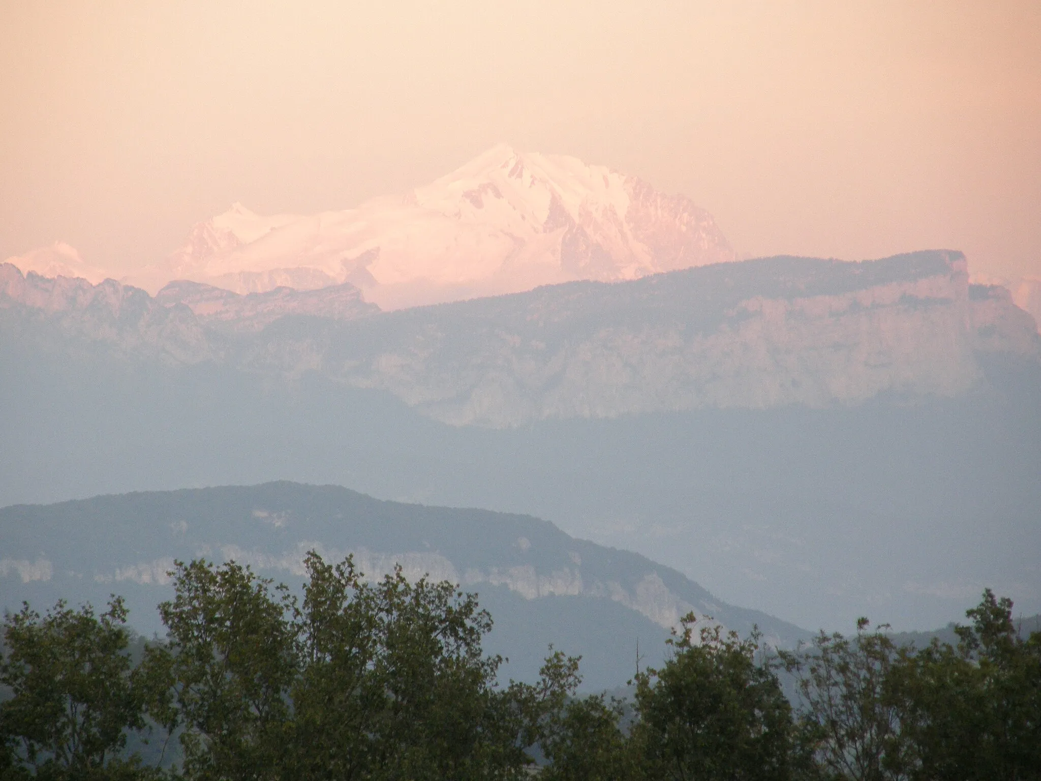 Photo showing: vue du Mont Blanc depuis le village de Clermont en genevois