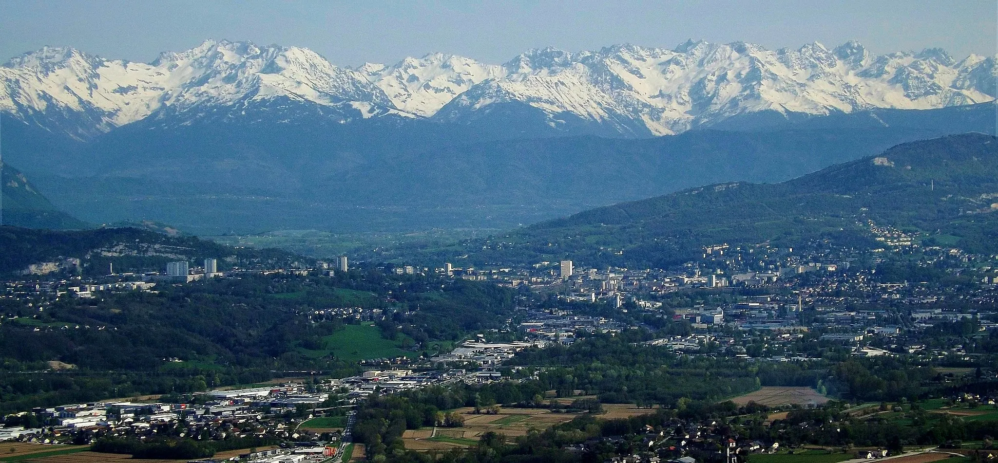 Photo showing: Panoramic sight (from the Mont du Chat mount) of nearly entire commune of Chambéry and the chaîne de Belledonne mountains, in Savoie, France.