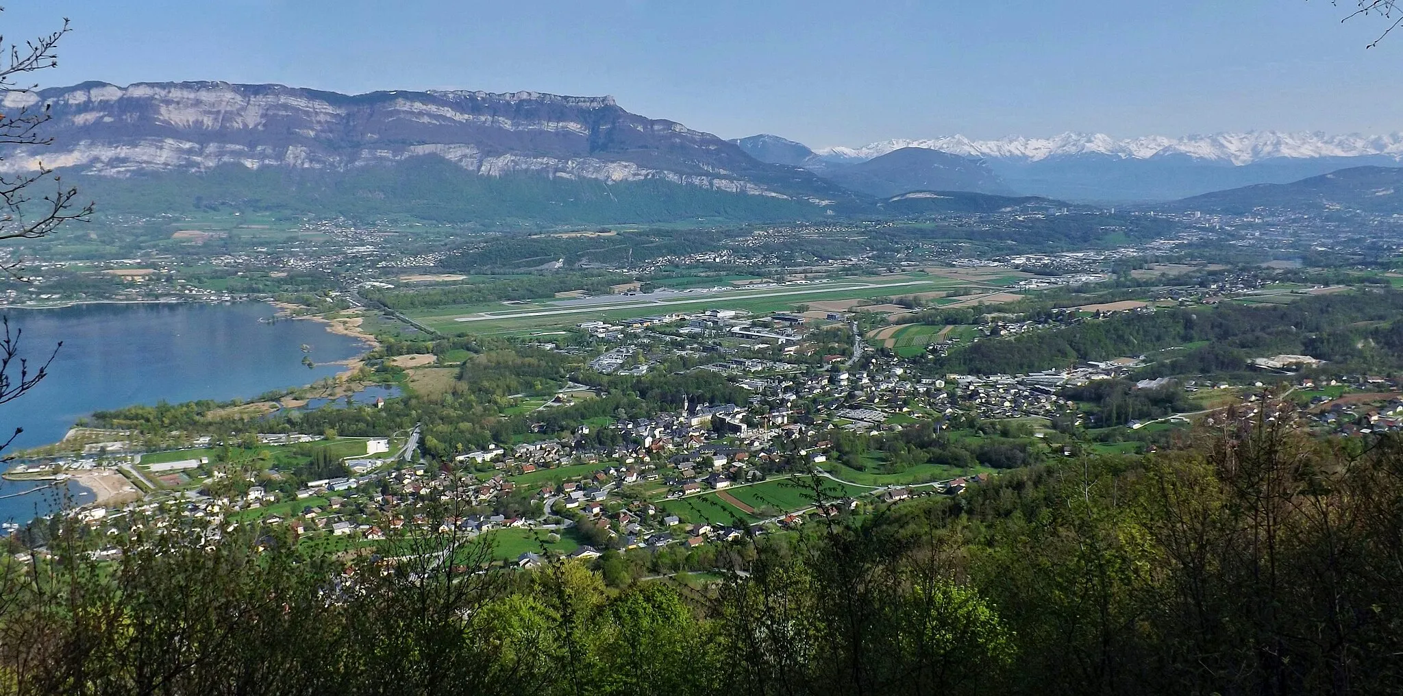 Photo showing: Sight from the mont du Chat mount of the northern end of the cluse de Chambéry valley in Savoie, France.