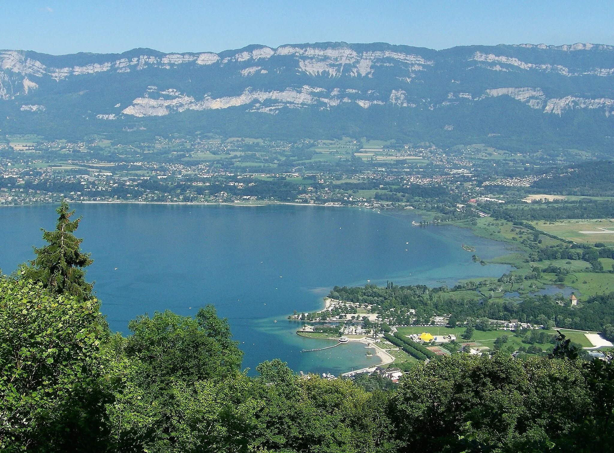 Photo showing: Sight of southern part of lac du Bourget lake, from the heights of le Bourget-du-Lac near Chambéry in Savoie, France.