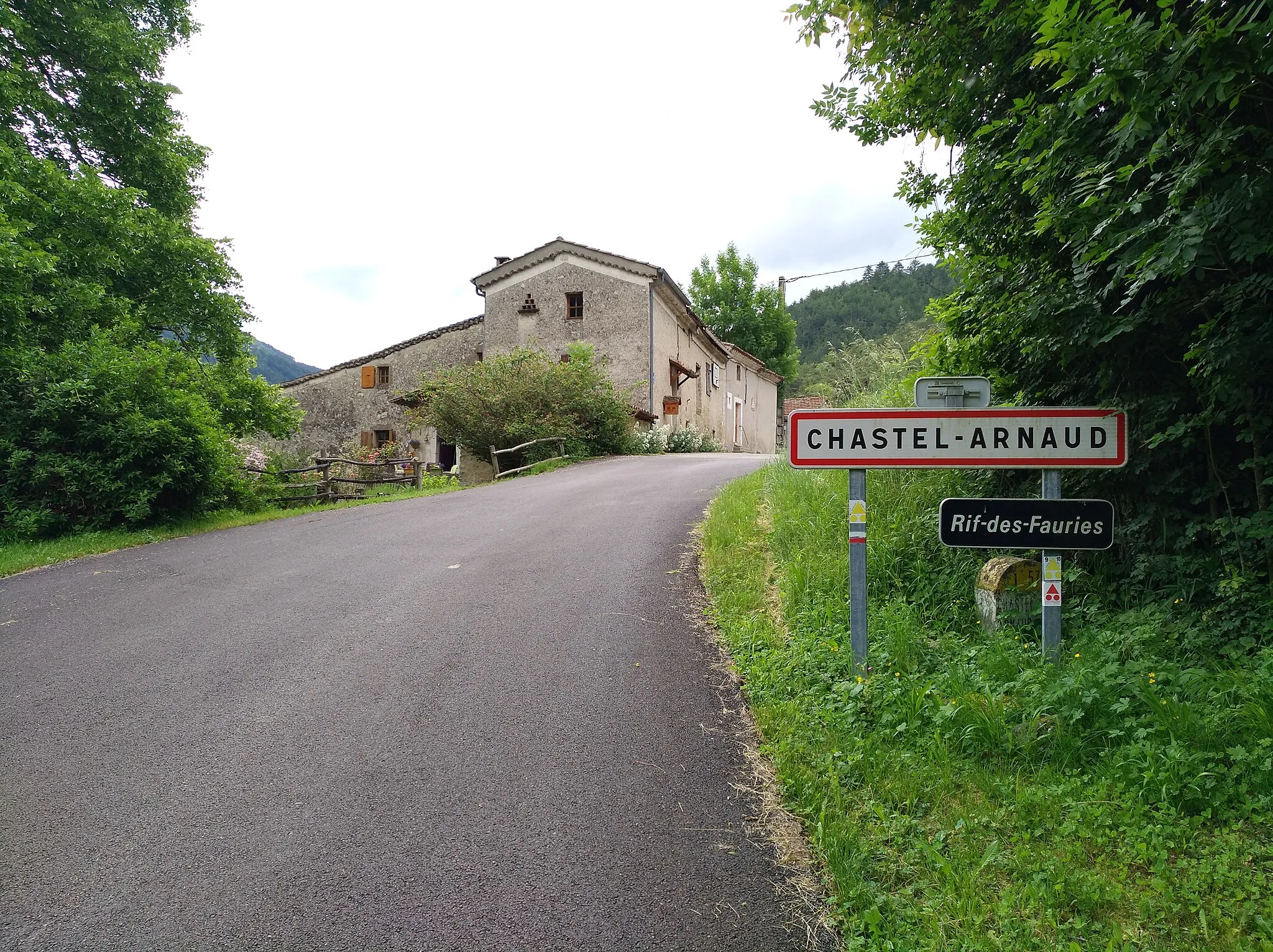 Photo showing: Entrée dans Chastel-Arnaud (au hameau du Rif-des-Fauries), dans le département de la Drôme.