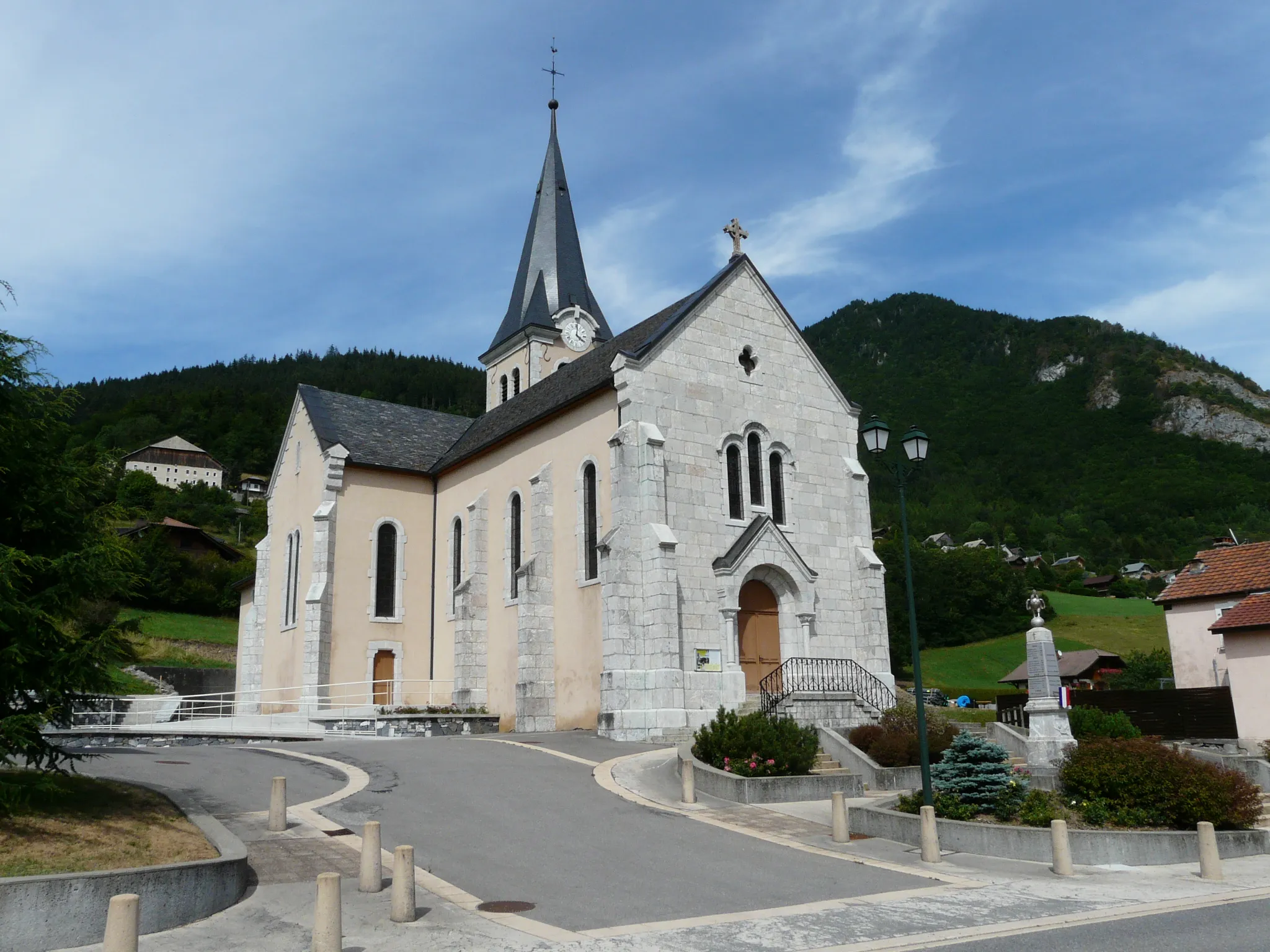 Photo showing: Chevenoz (Haute-Savoie, France) : l'église et le monument aux morts