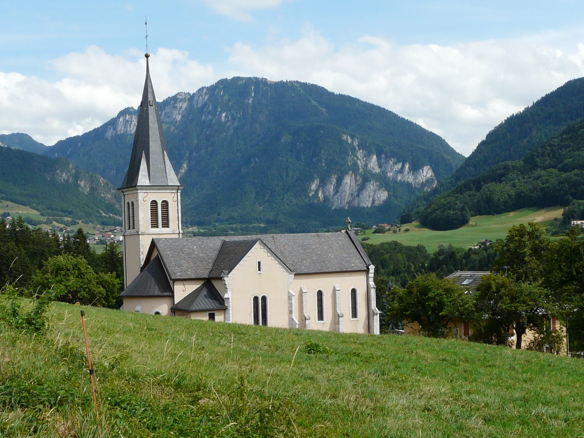 Photo showing: Chevenoz (Haute-Savoie, France) : l'église et la vallée d'Abondance