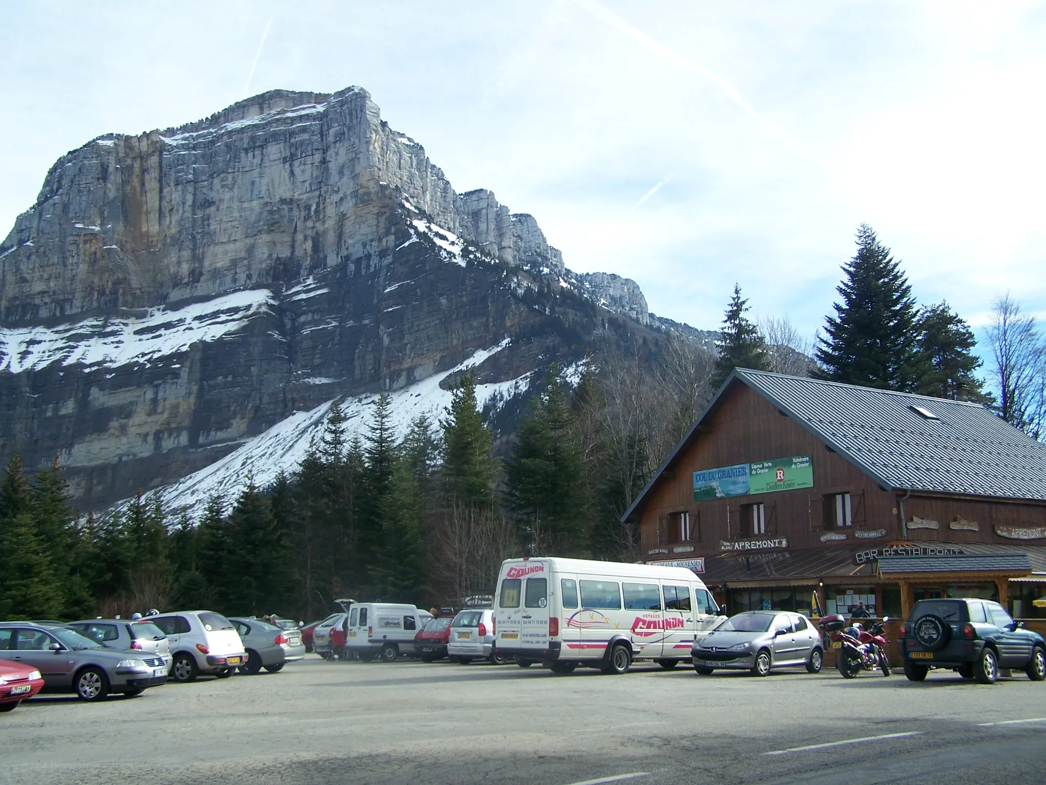 Photo showing: The Granier pass, and its restaurant. Mount Granier in background. (Savoie, France).