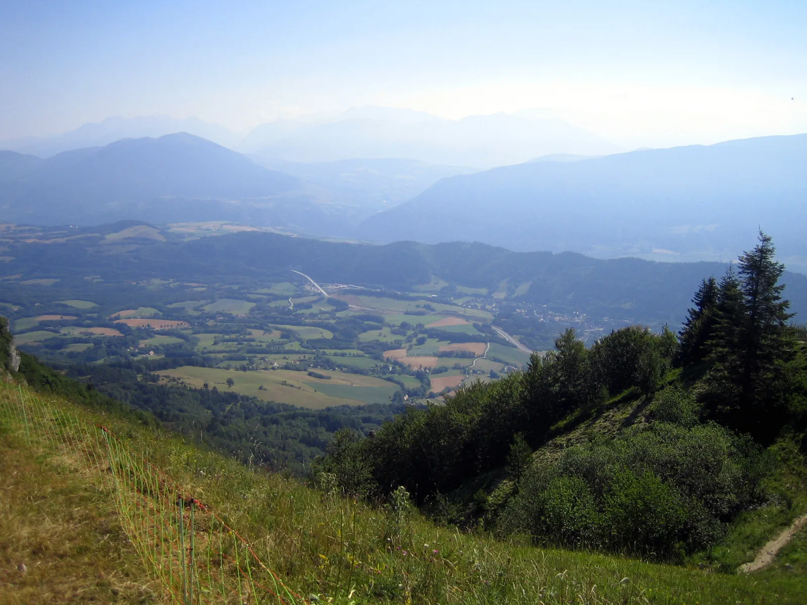 Photo showing: Monestier-de-Clermont (Isère, France) -
Monestier-de-Clermont (vu depuis le Pas du Serpaton, commune de Gresse-en-Vercors).

En juillet 2006, le viaduc autoroutier (visible ici) n'était pas encore en service.