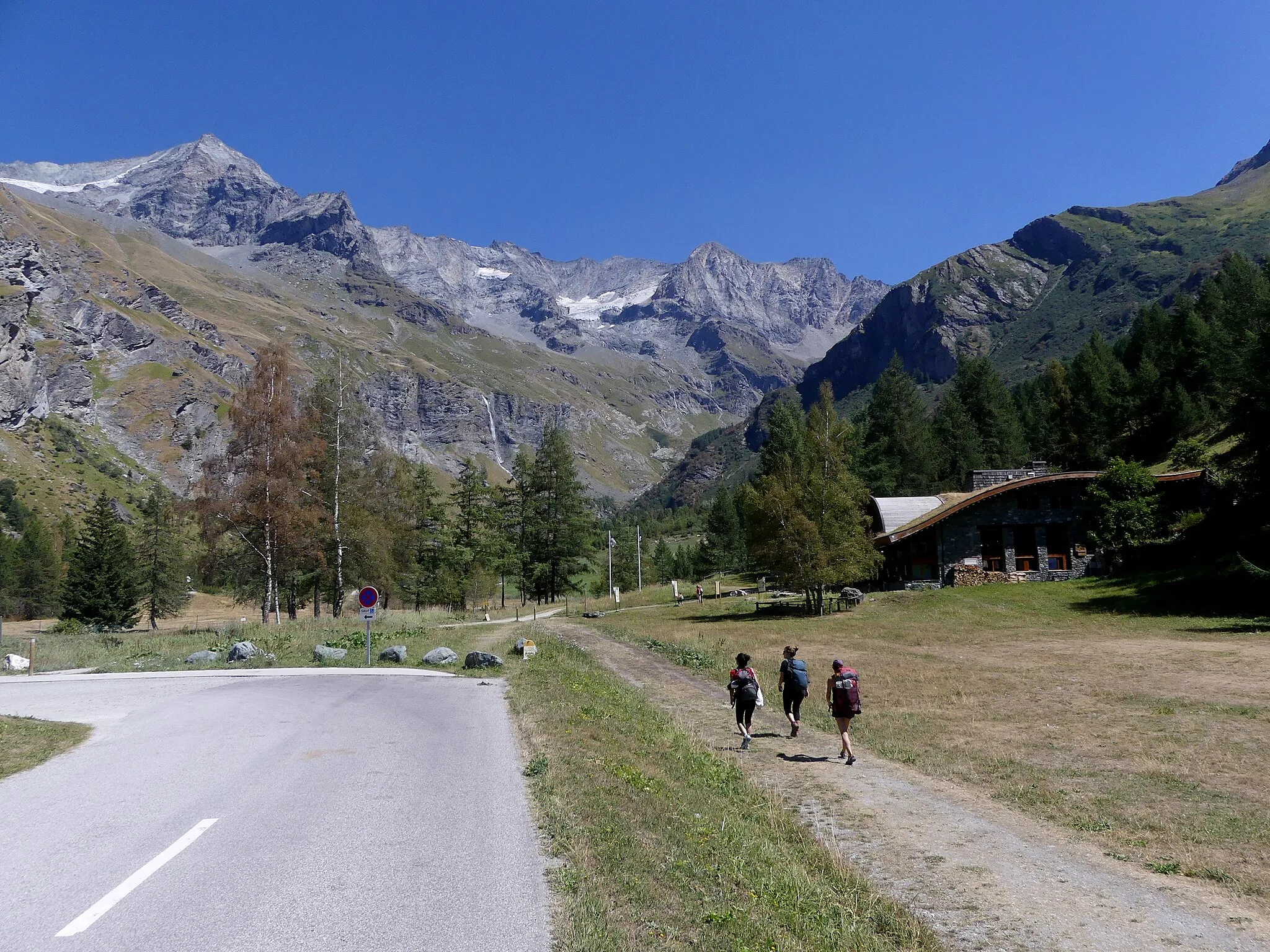 Photo showing: Sight, in summer, of Route départementale 87 road ending near Rosuel Alpine hut (on the right), on the heights of Peisey-Nancroix, Savoie, France.