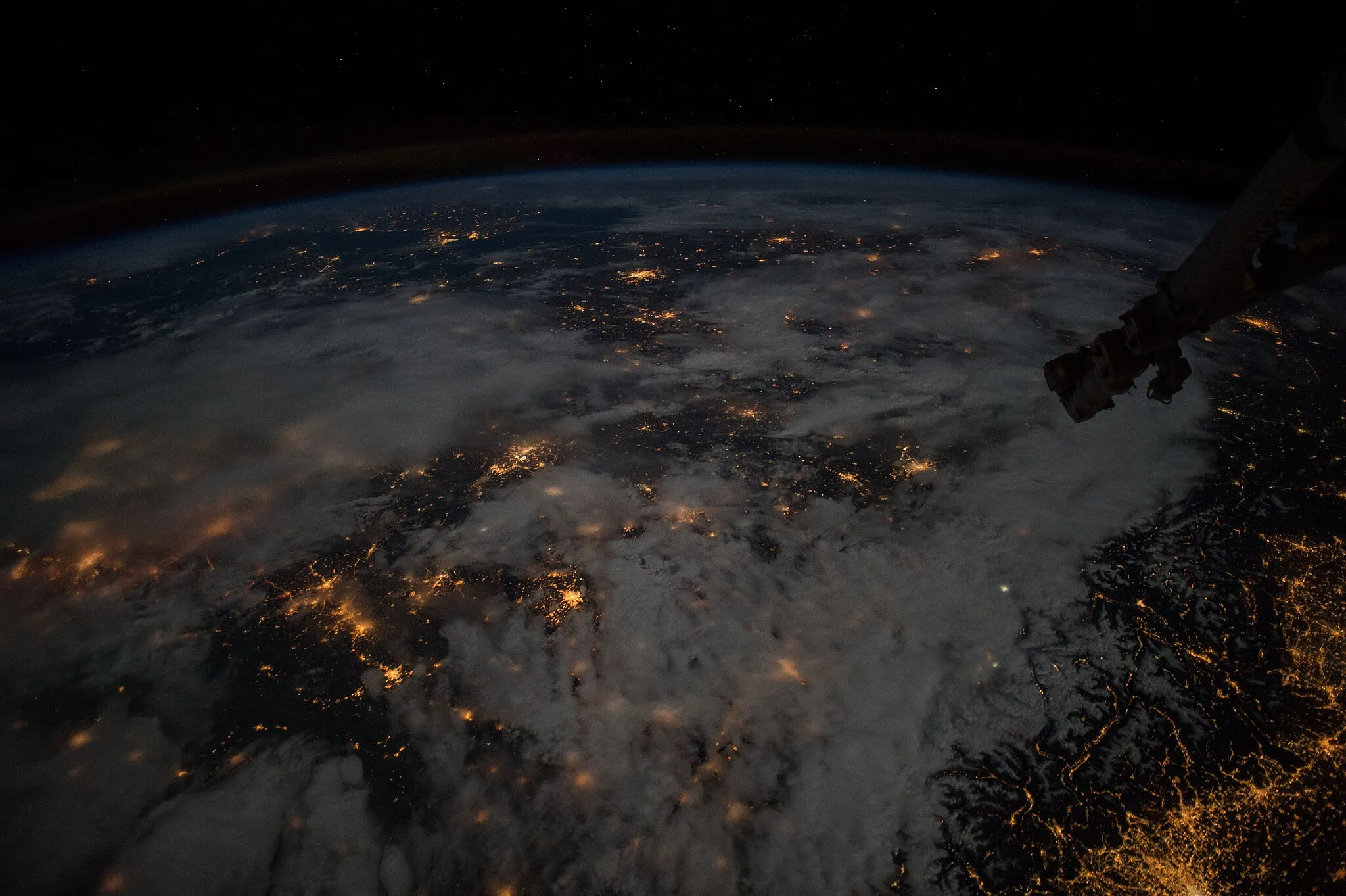 Photo showing: View of Earth taken during ISS Expedition 43.