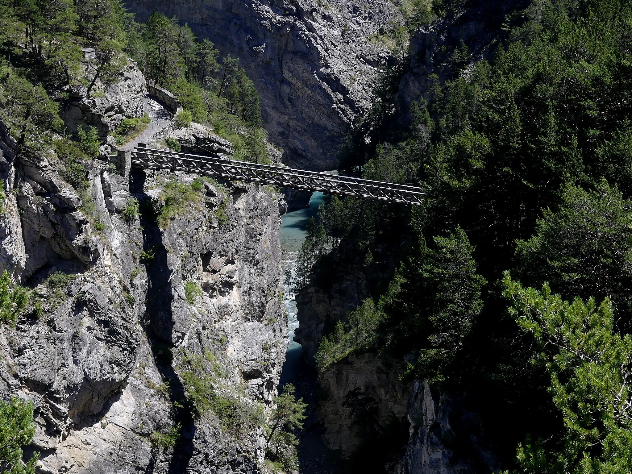 Photo showing: Sight, in the morning, of Pont du Diable footbridge crossing Arc river gorges, in high Maurienne valley, Savoie, France.