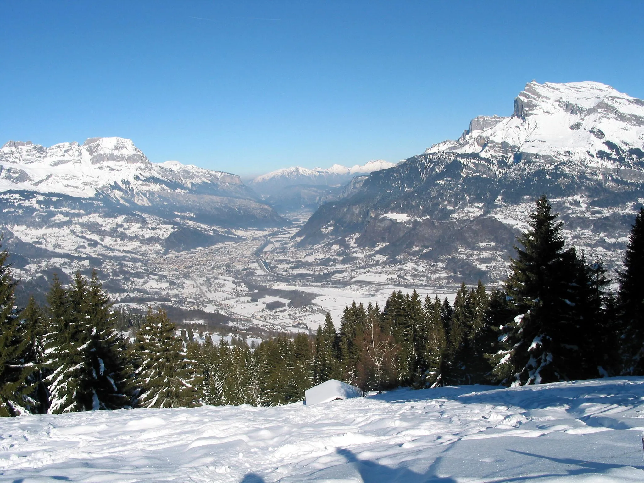 Photo showing: Sallanches
(Haute-Savoie - France),  la Cluse de l’Arve, la Pointe d’Areu,  le Chablais Occidental et la Tête du Colonney vues depuis le Bettex.