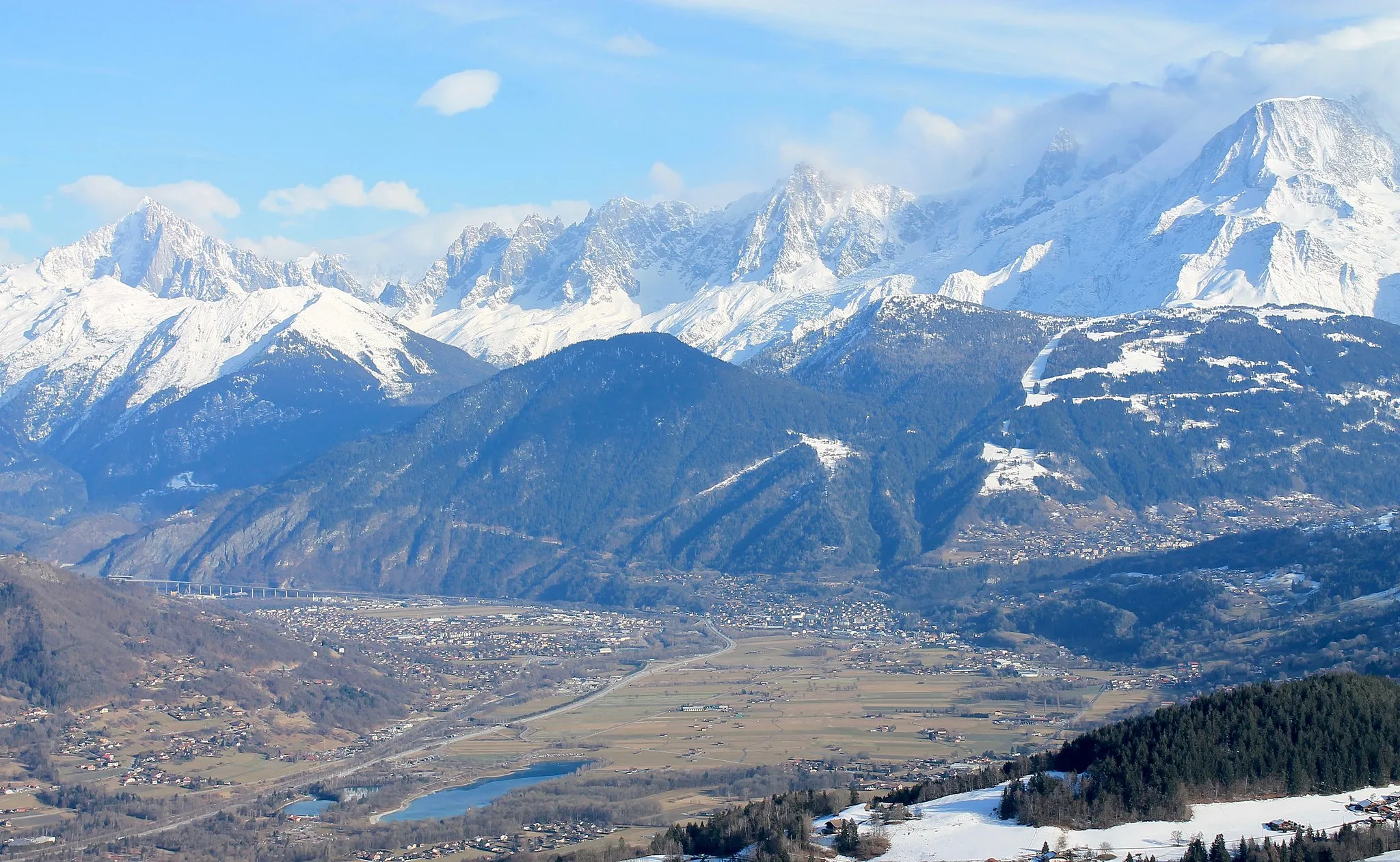 Photo showing: Haute-vallée de l'Arve depuis Tête Noire, hauteurs de Cordon. En arrière-plan le massif du Mont-Blanc, sur le versant à gauche, Passy, au centre, dans la plaine alluviale Chedde, l'Arve et l'A40, puis le Fayet, pour remonter le versant à droite la ville de Saint-Gervais-les-Bains.