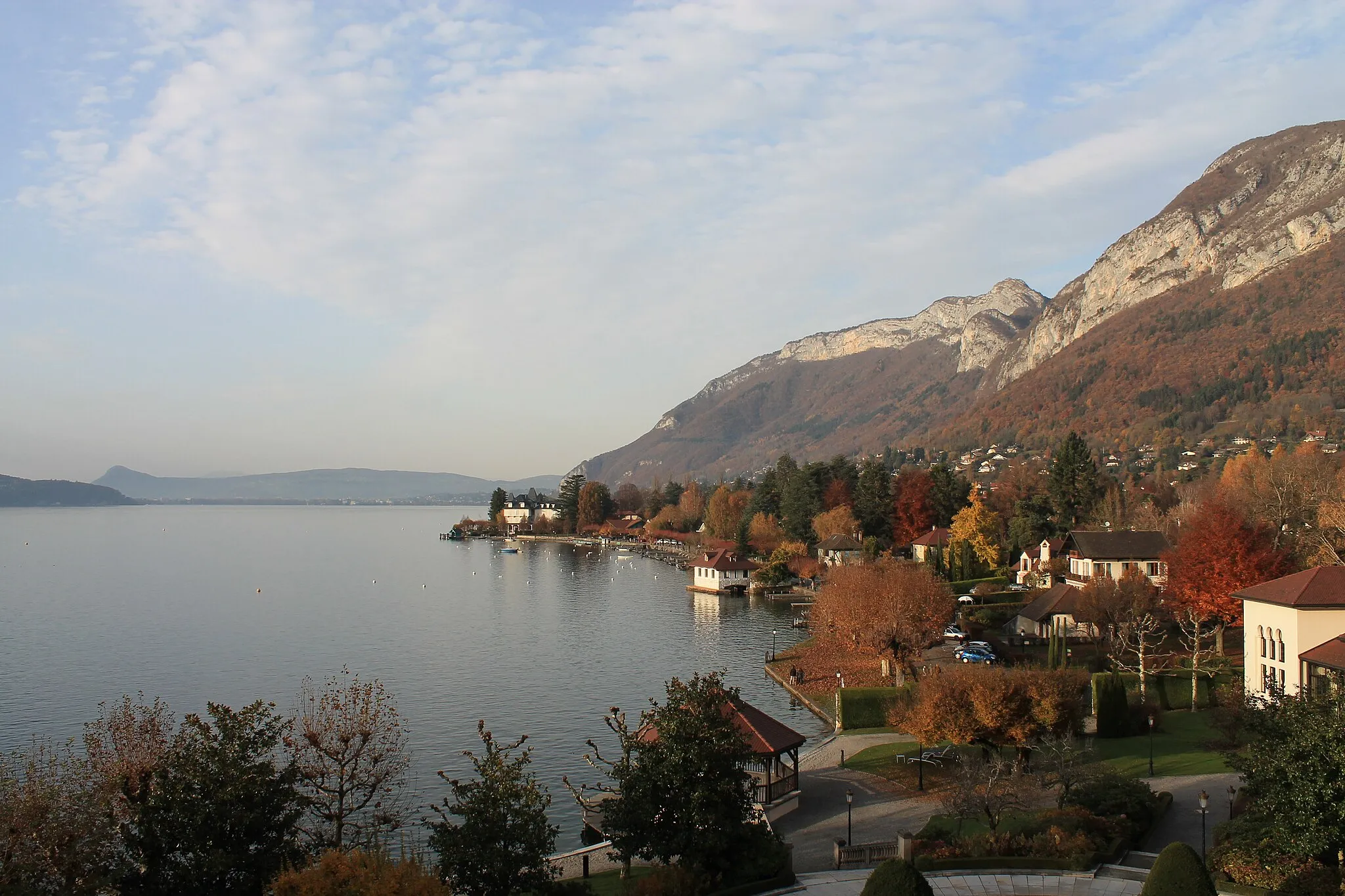 Photo showing: Vue automnale de la baie de Menthon-Saint-Bernard depuis le Palace de Menthon