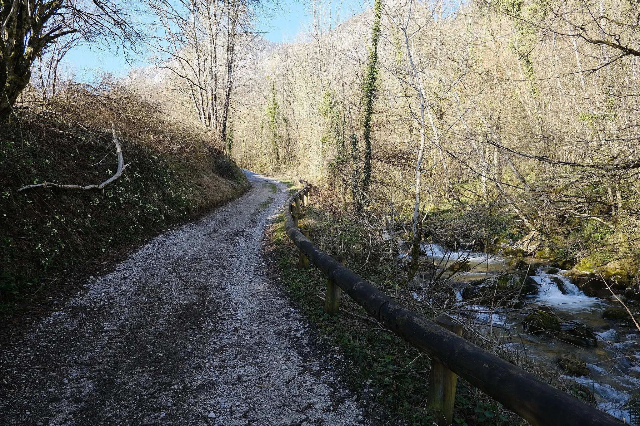 Photo showing: Lathuile