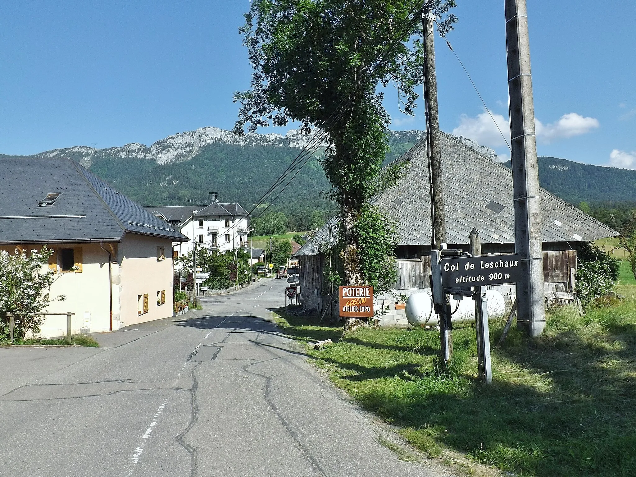 Photo showing: Sign of the col de Leschaux pass (900 meters high) in the French commune of Leschaux when arriving from the Semnoz mount near Annecy in Haute-Savoie.