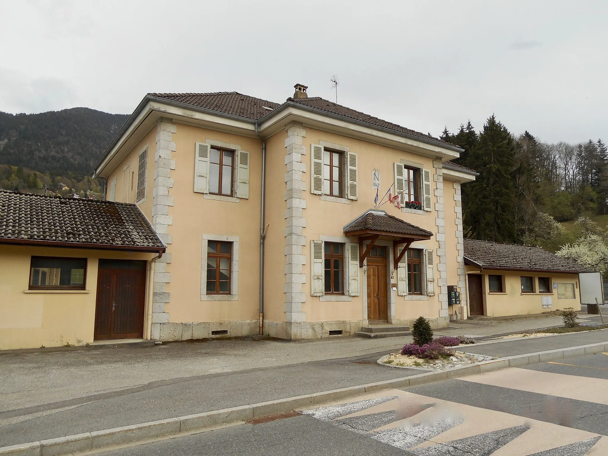 Photo showing: Façade de l'ancienne mairie d'Aviernoz (1869), au printemps 2019.