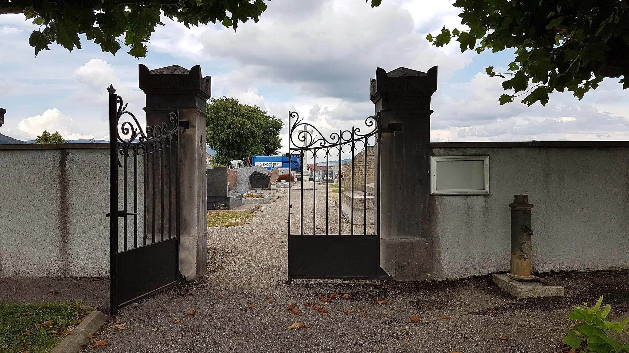 Photo showing: Entrée du cimetière de Cuvat, France