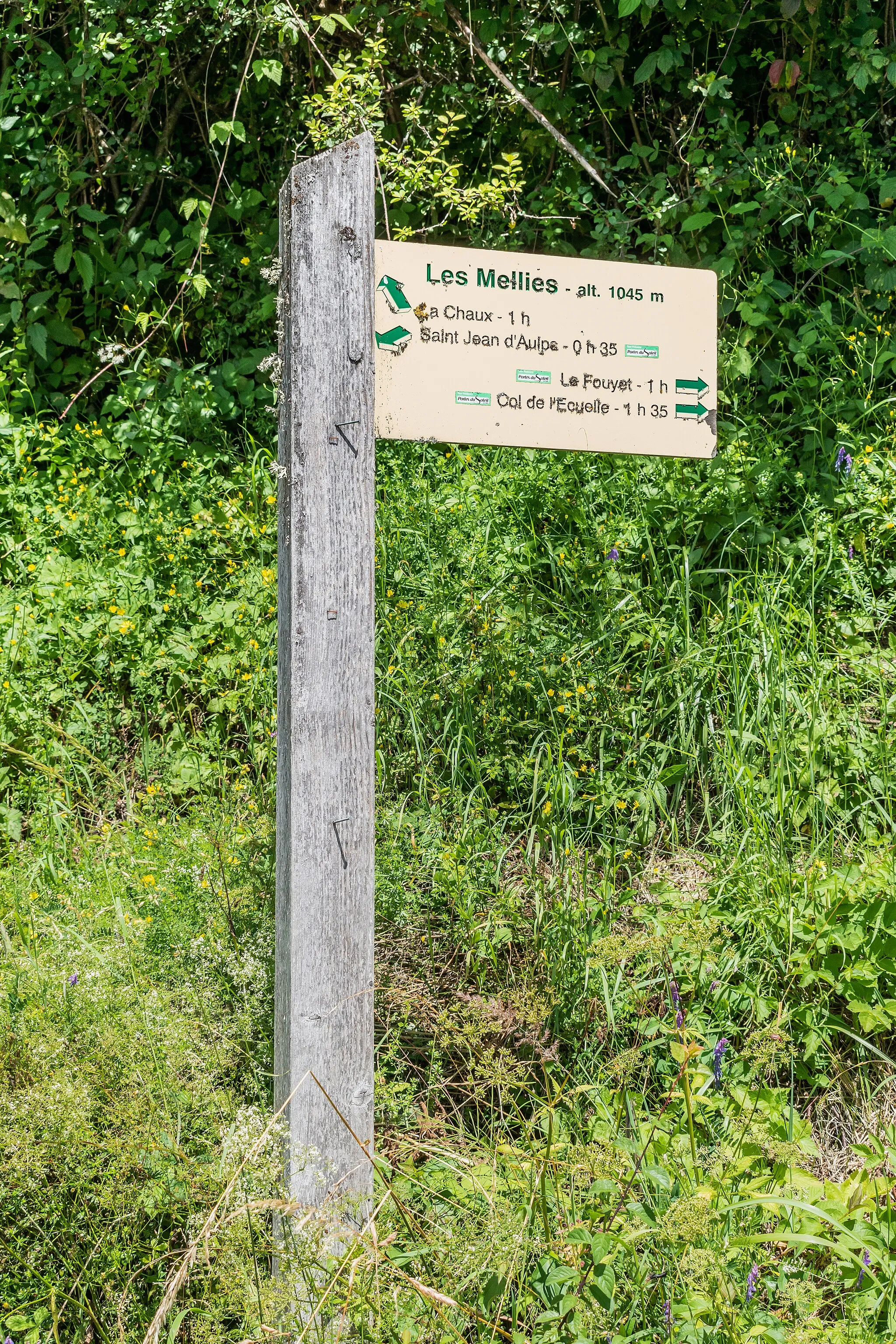 Photo showing: Hiking sign at the place named Les Mellies (1045 m) in commune of Saint-Jean-d'Aulps, Haute-Savoie, France