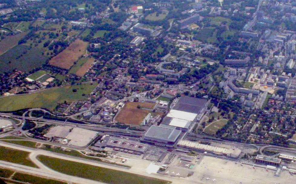 Photo showing: Geneva International Airport, with the city of Geneva in the background