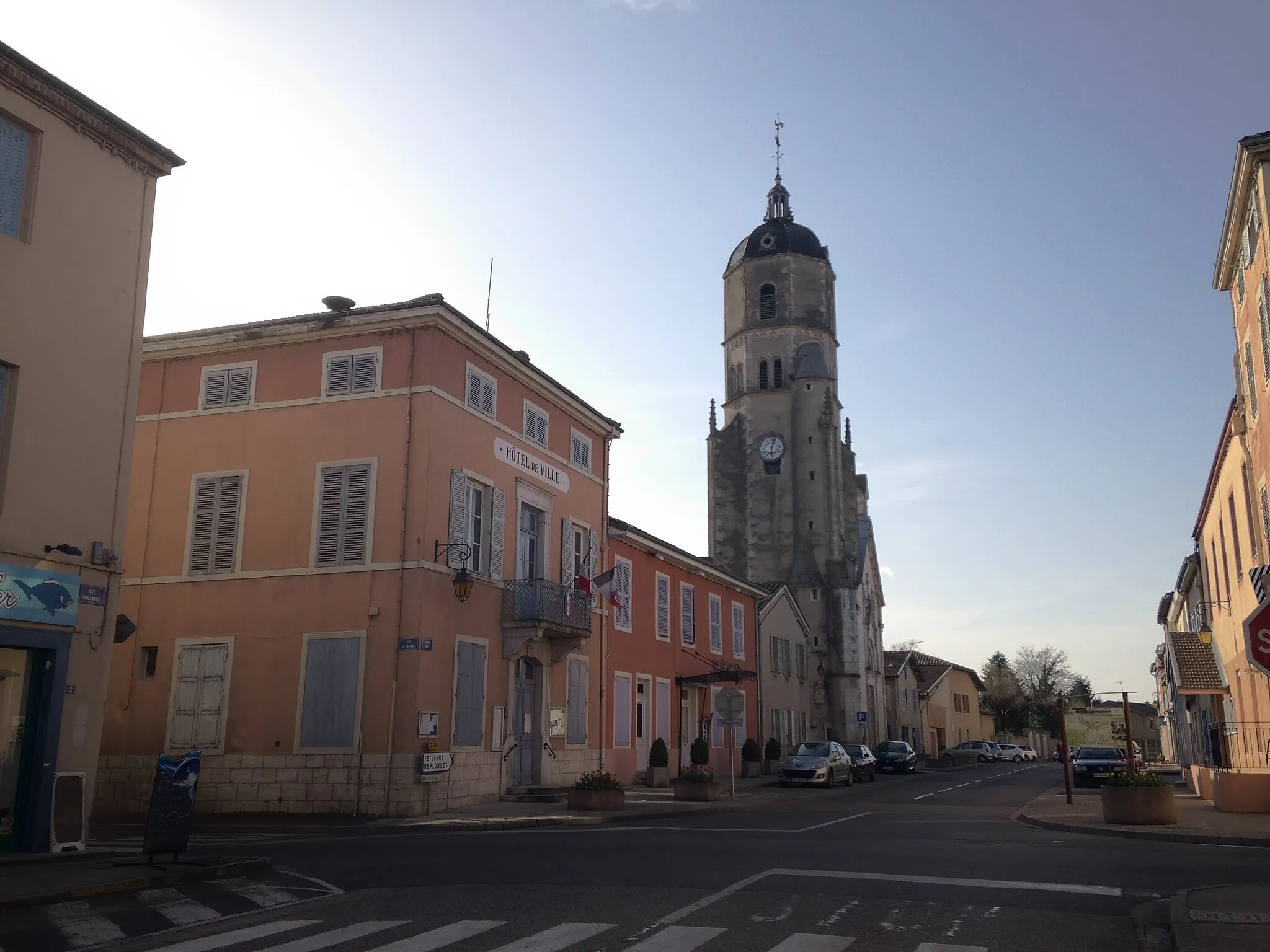 Photo showing: Grande rue de Bâgé-le-Châtel avec l'hôtel de ville et l'église