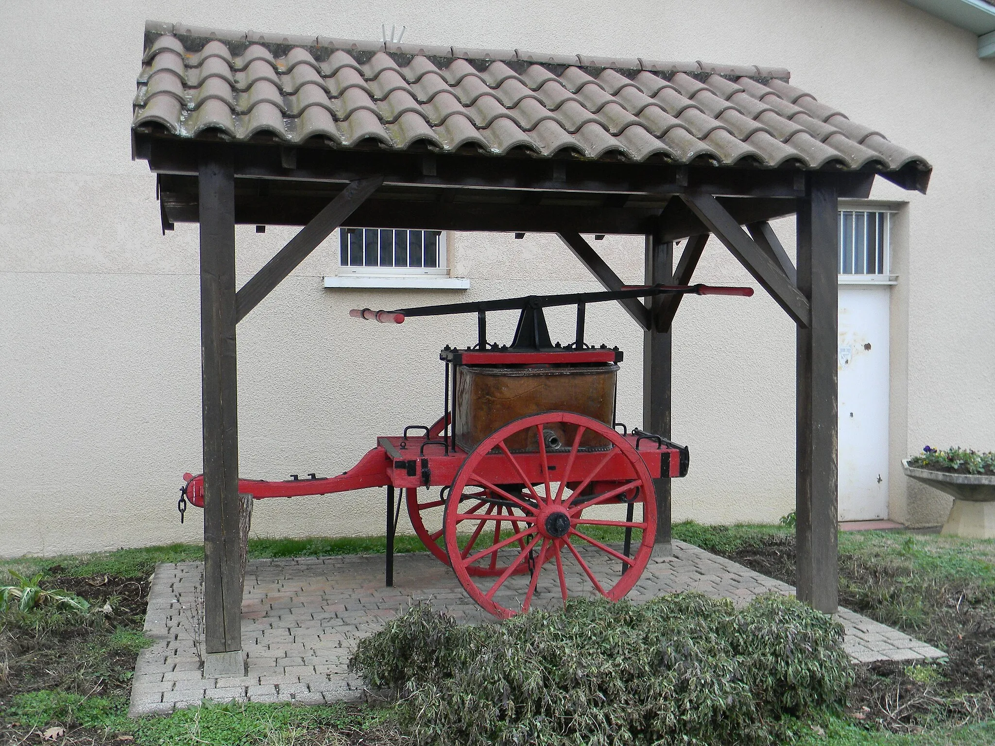 Photo showing: Ancienne charrette d'incendie exposée à Balan, dans l'Ain.