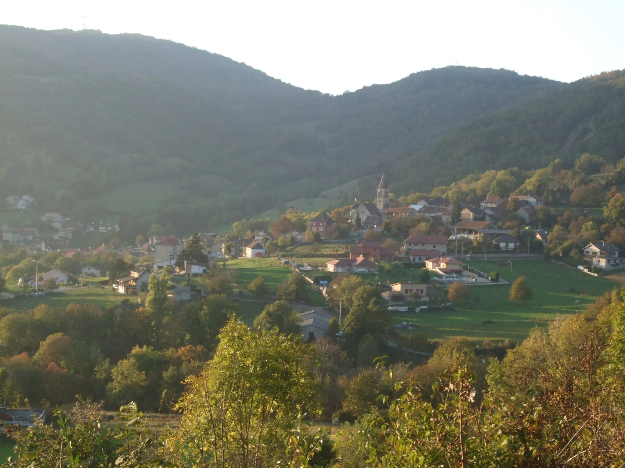 Photo showing: vue de la commune de Bénonces et de ses alentours