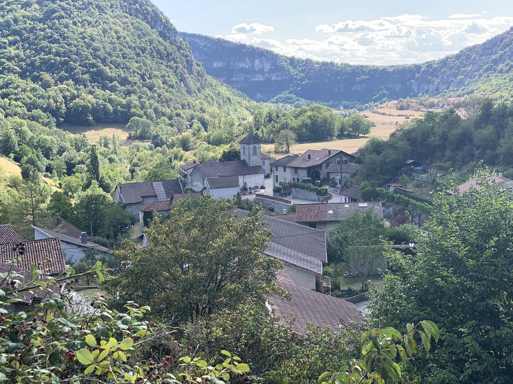 Photo showing: Vue du village de Bolozon depuis la rue de la Serra, Bolozon.