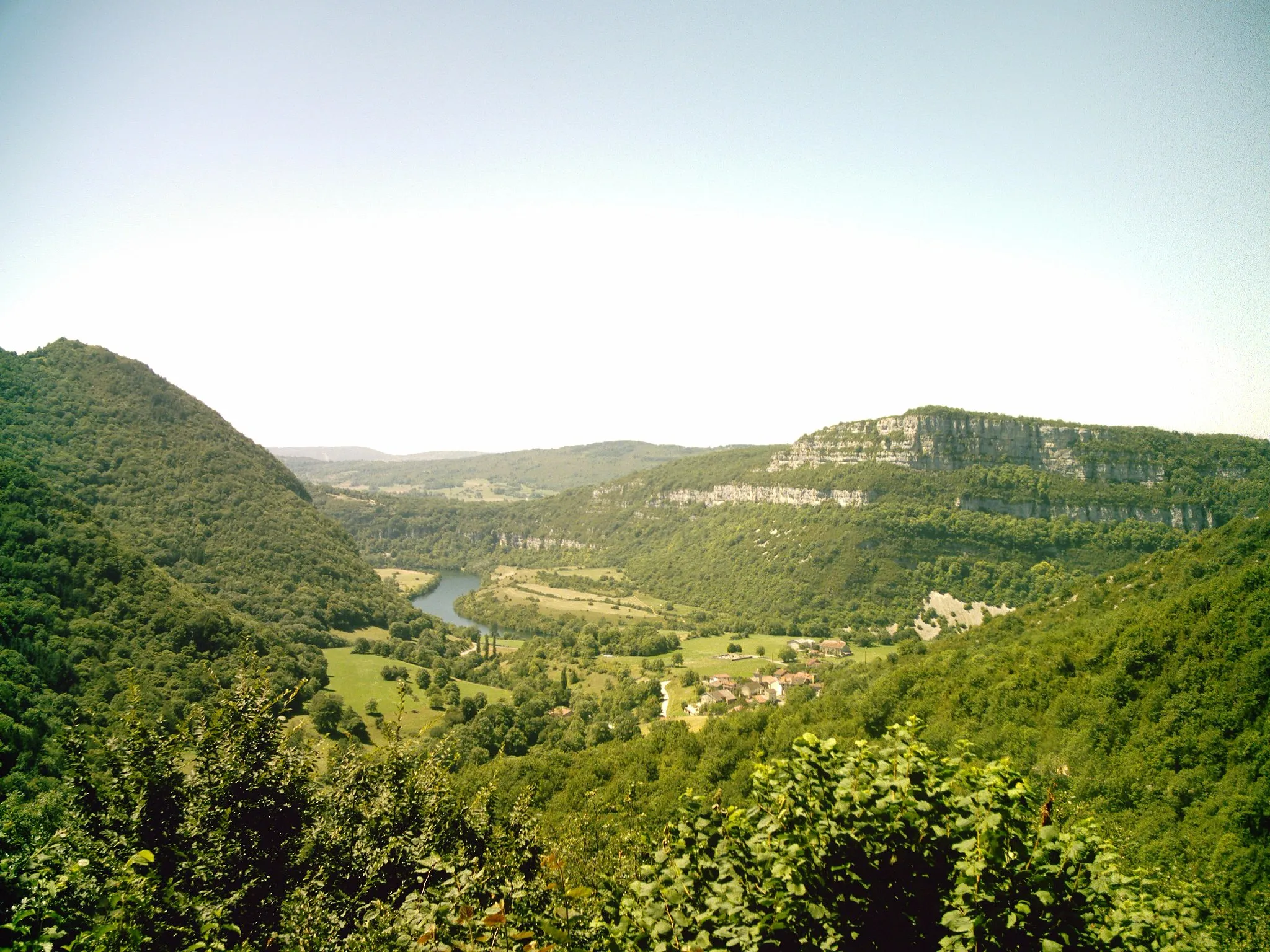 Photo showing: Vue du village de Bolozon, de la vallée de l'Ain, et de la rivière d'Ain.