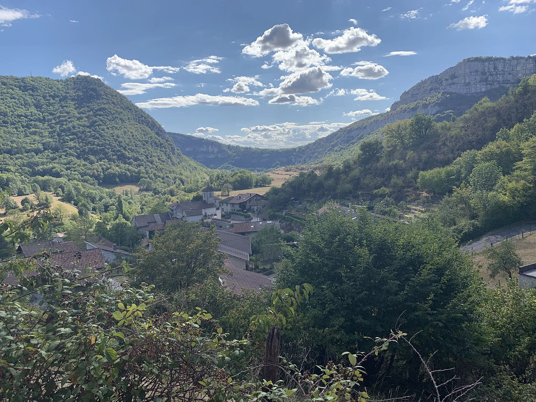 Photo showing: Vue du village de Bolozon depuis la rue de la Serra, Bolozon.