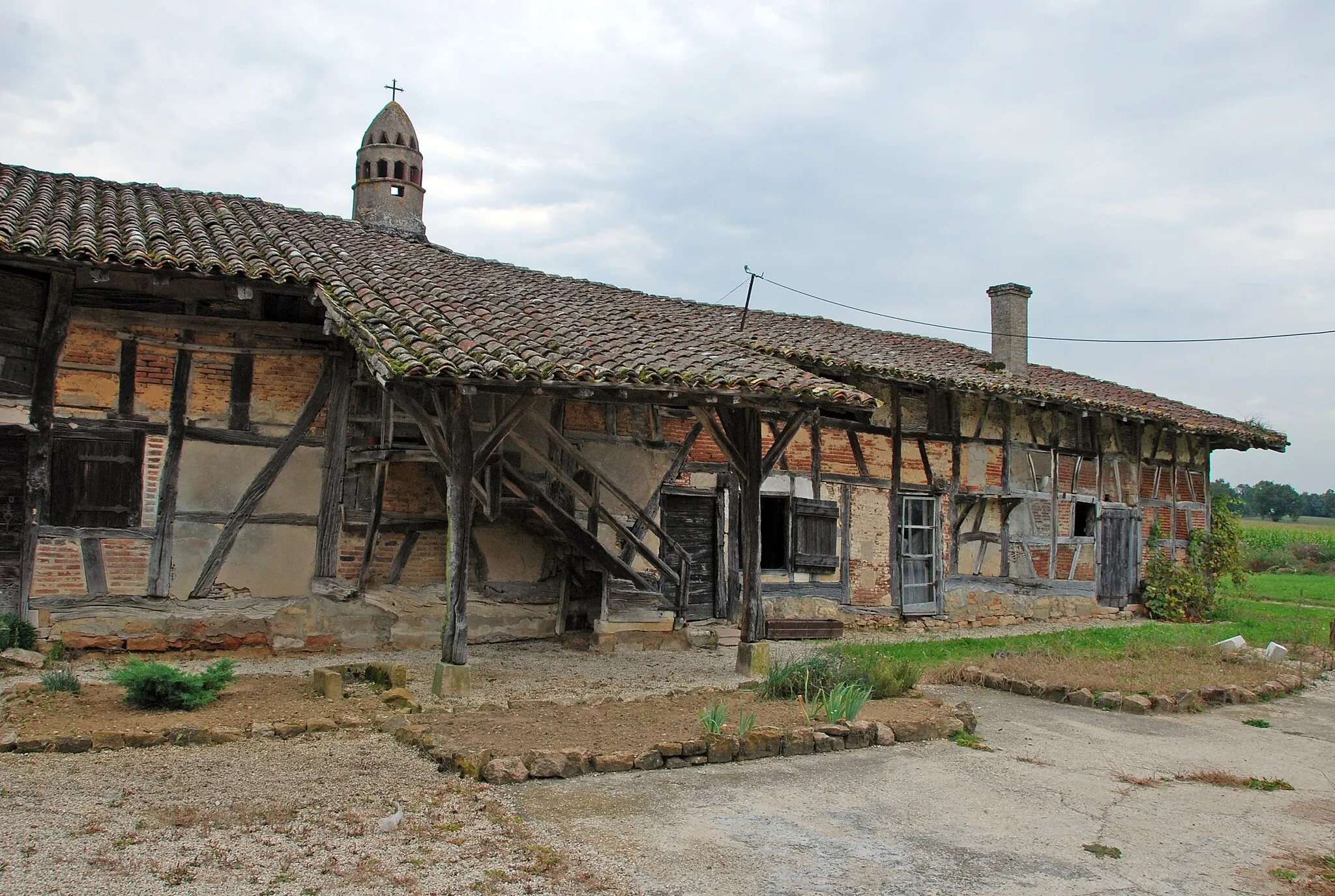 Photo showing: This building is indexed in the base Mérimée, a database of architectural heritage maintained by the French Ministry of Culture, under the reference PA00116315 .