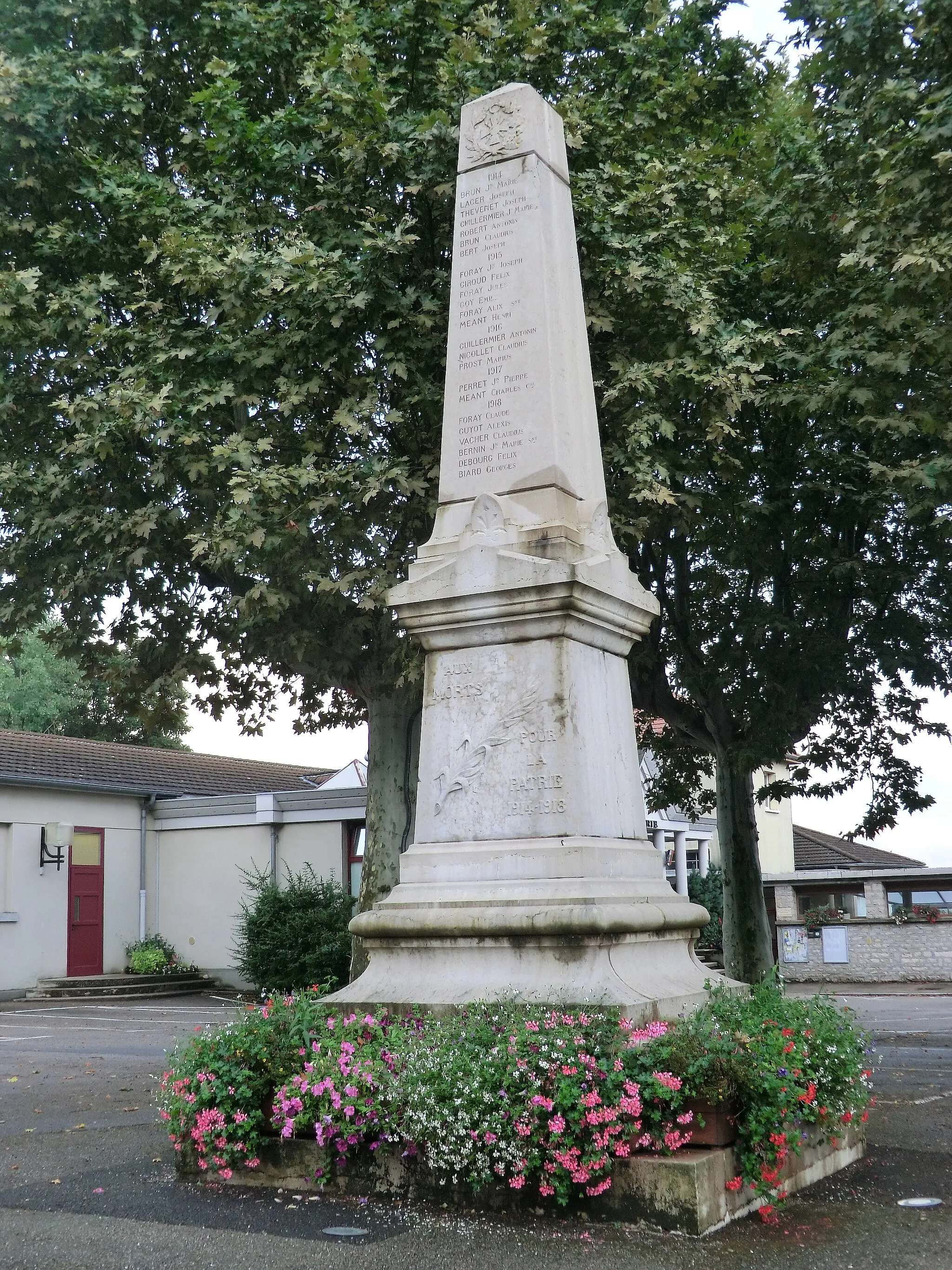 Photo showing: Monument aux morts de Bourg-Saint-Christophe.