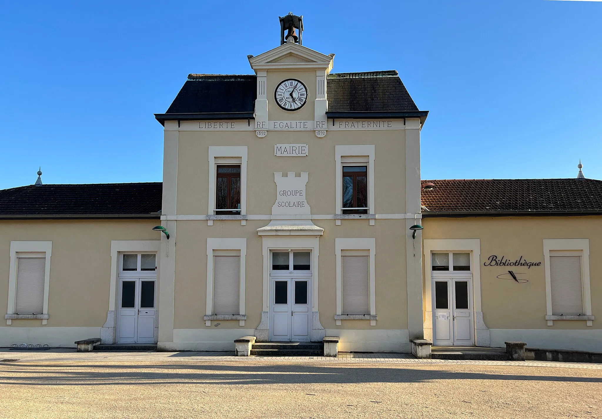 Photo showing: Former town hall of Bourg-Saint-Christophe (March 2022).