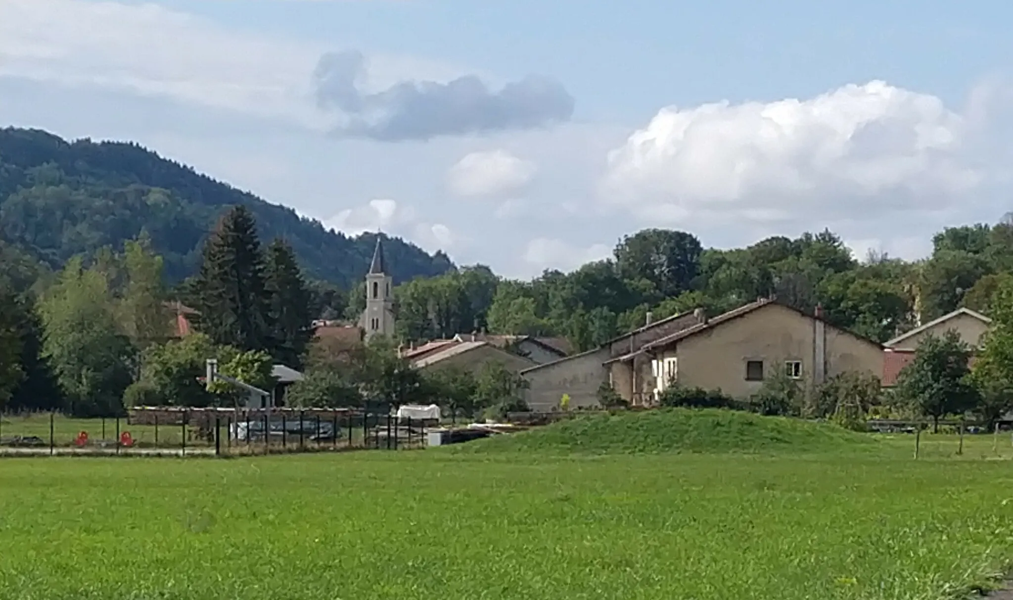 Photo showing: Vue générale depuis la route de Peyriat