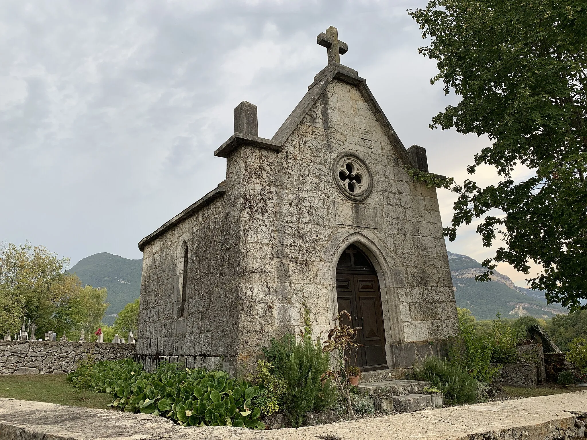 Photo showing: Chapelle du cimetière de Ceyzérieu.