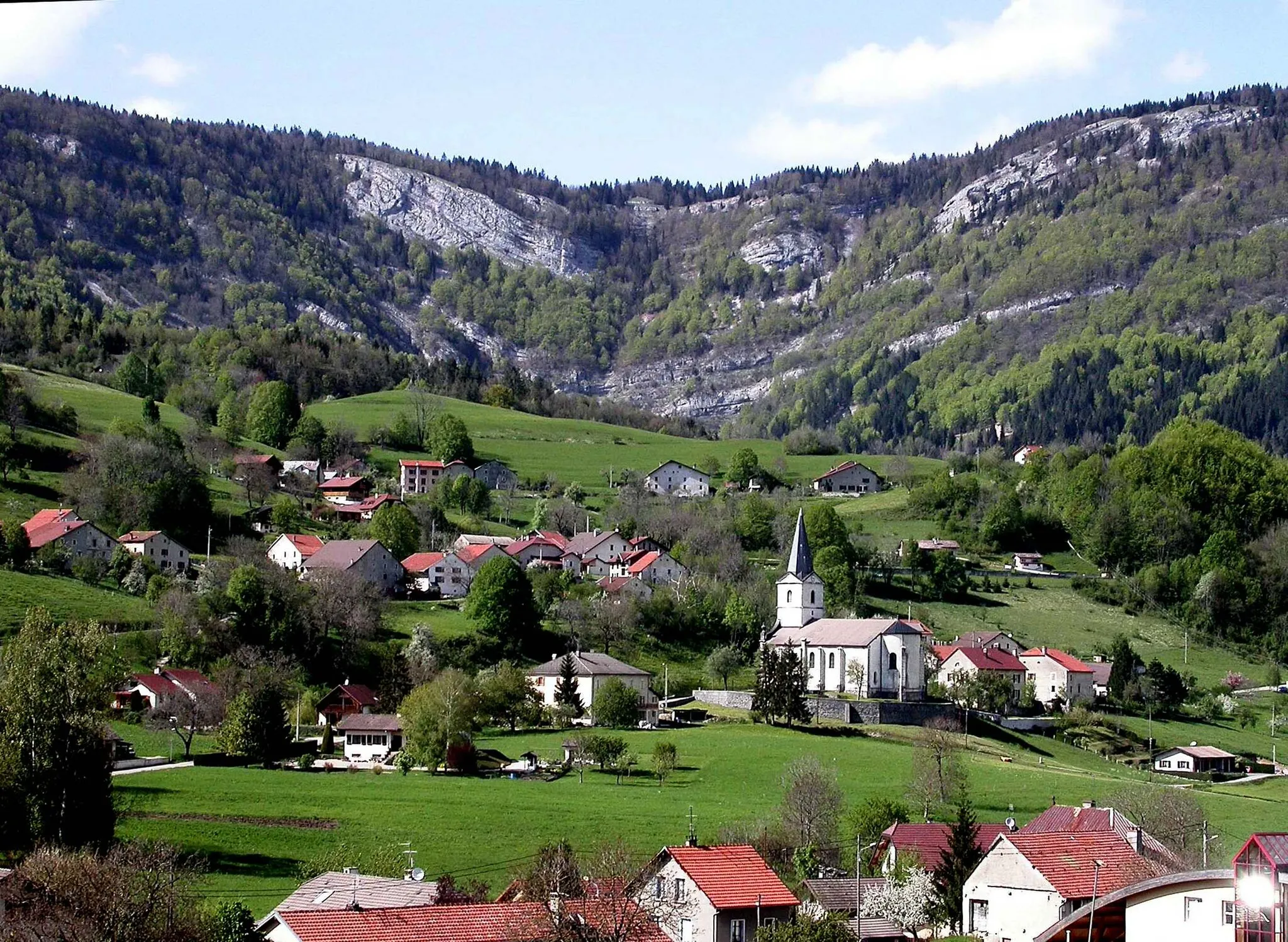 Photo showing: Champfromier : le village et le synclinal en arrière plan