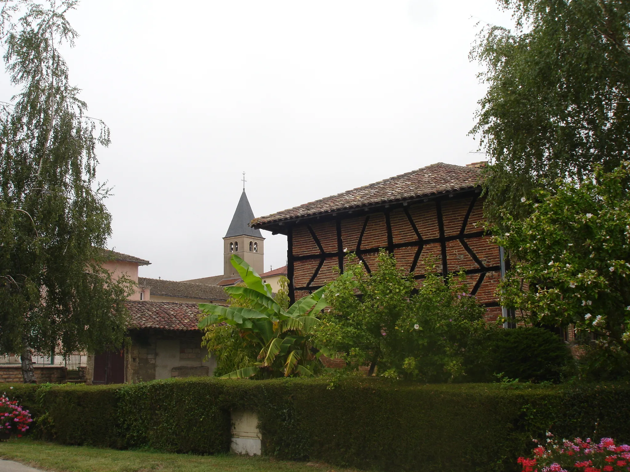 Photo showing: Maison typique et clocher du village de fr:Chavannes-sur-Reyssouze (Ain)