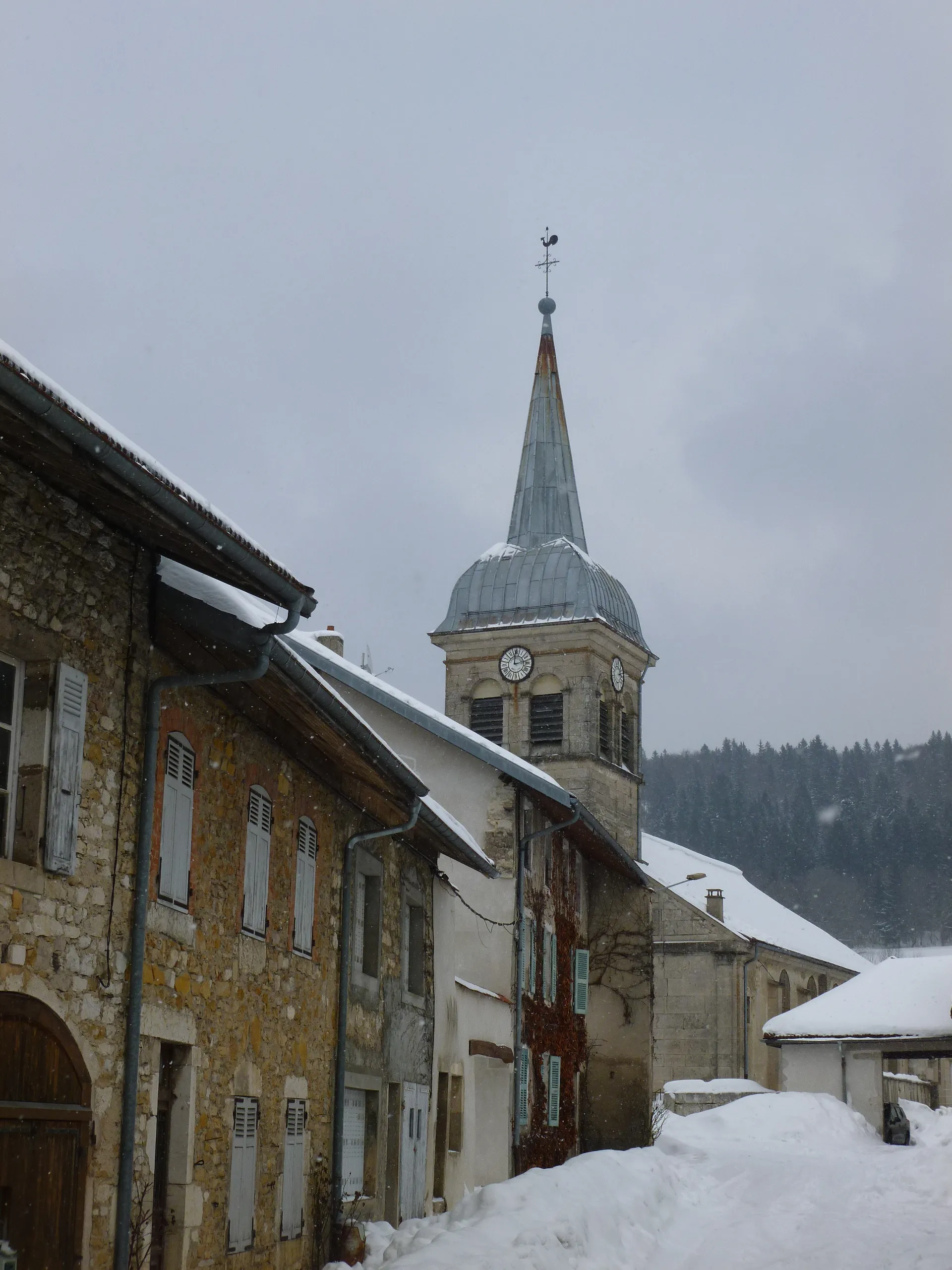 Photo showing: Rue menant à l'église de Charix, dans l'Ain