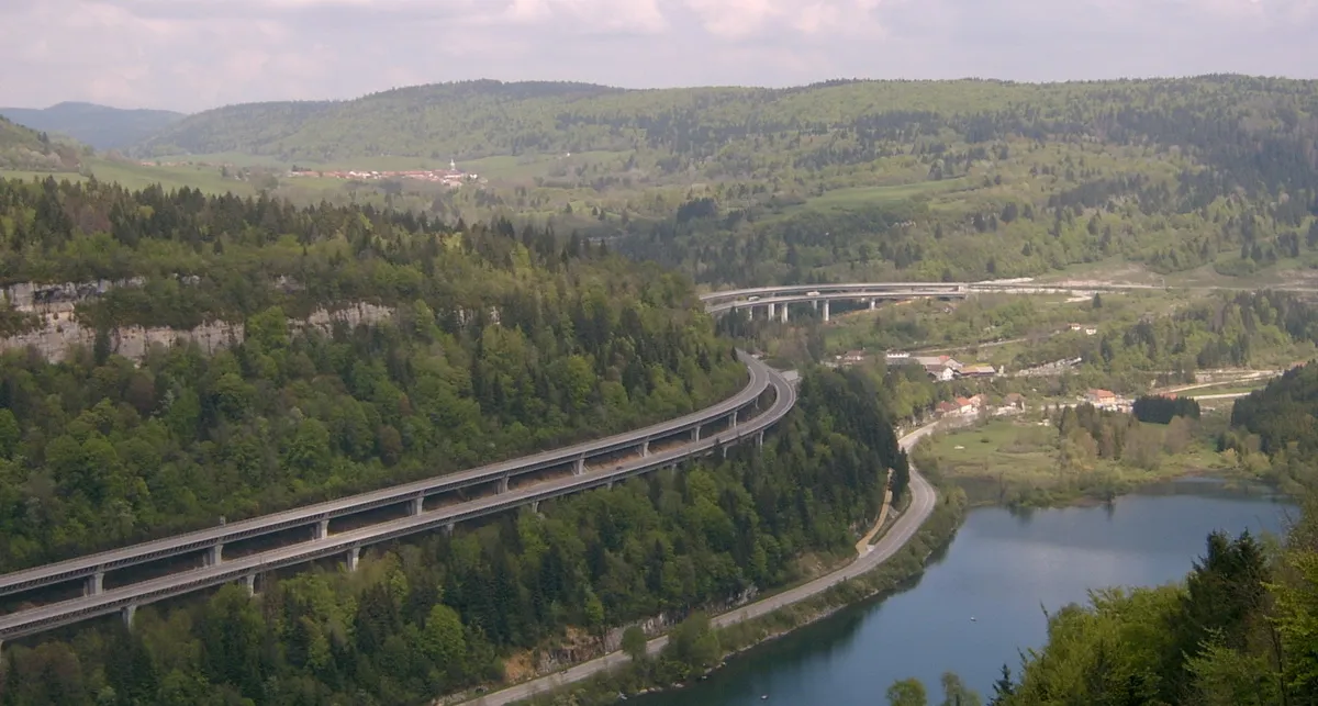 Photo showing: French:Photo personnelle du viaduc de Sylans qui fait partie de l'Autoroute française A40 (APRR).
Ce viaduc passe au dessus du lac de Sylans et contourne le village "Moulin de Charix"

English translation: Personally made photo of viaduc de Sylans which is part of French motorway A40. The bridge passes on top of the lake lac de Sylans and goes around the village "Moulin de Charix".