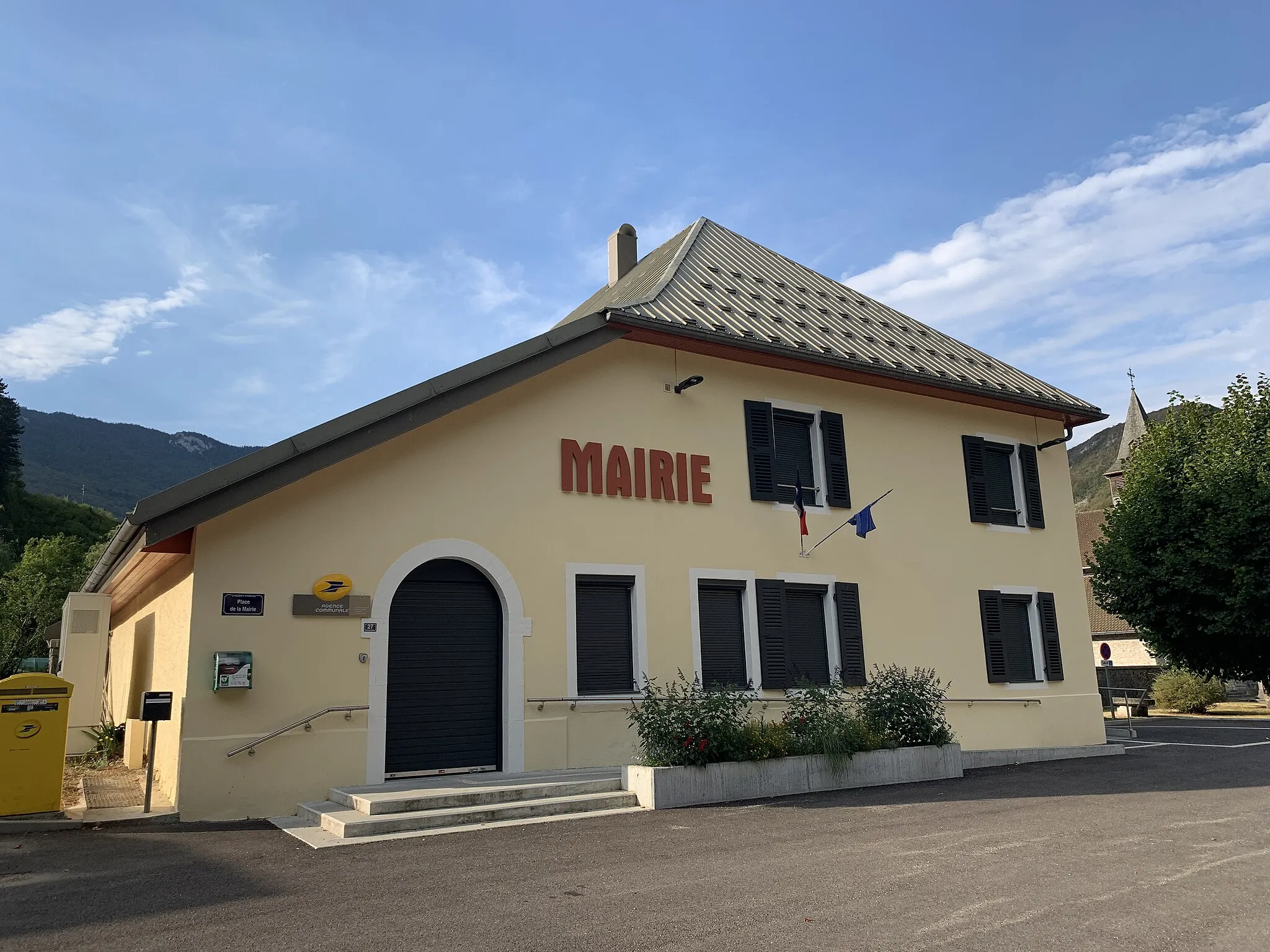 Photo showing: Mairie et ancien bureau de poste de Chézery-Forens.