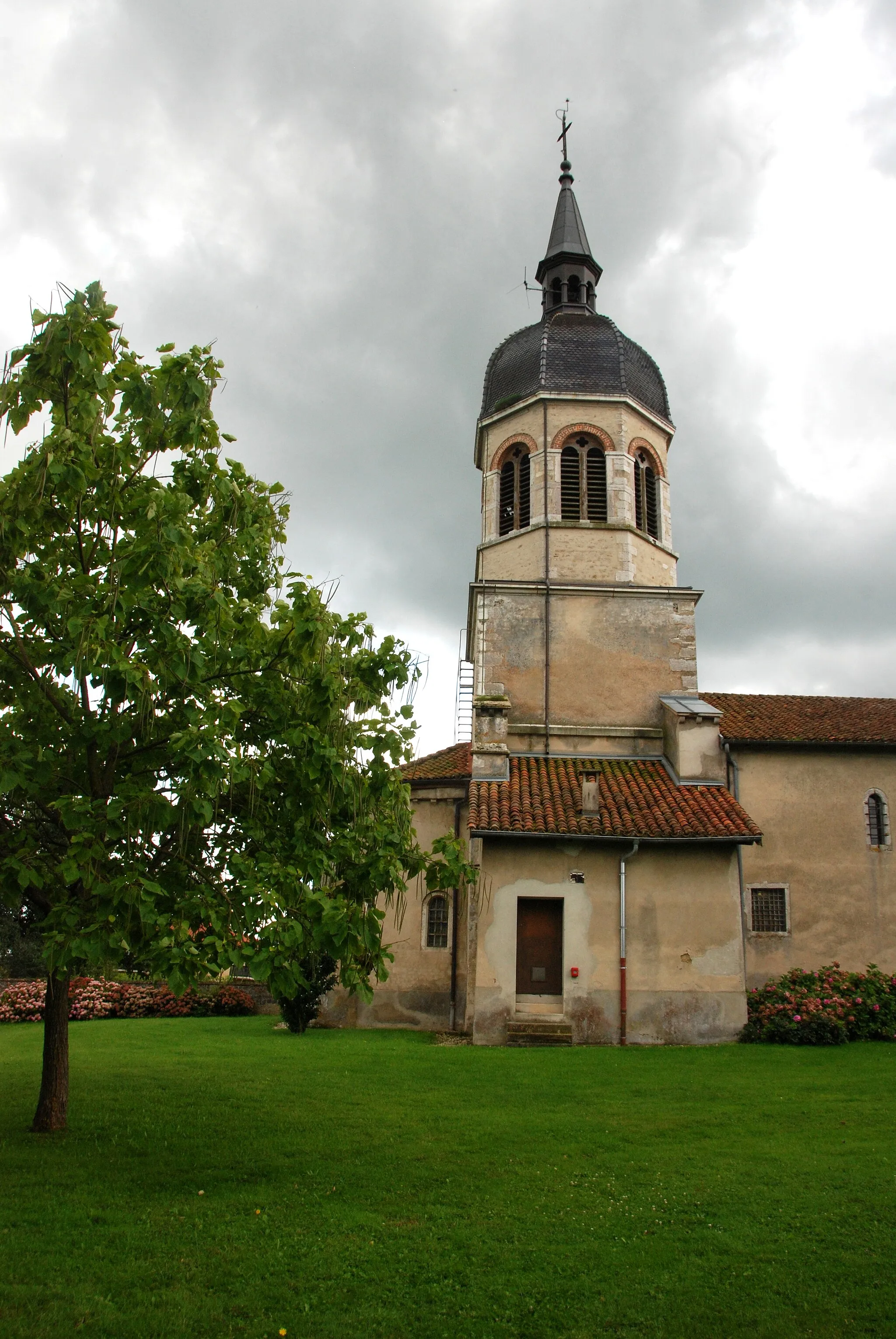 Photo showing: Église Saint-Julien de Condeissiat