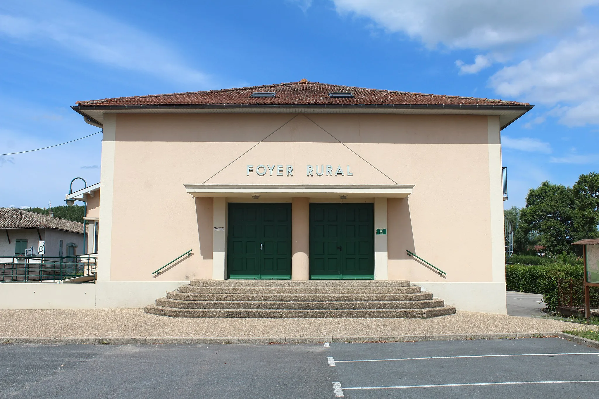 Photo showing: Foyer rural de Cormoranche-sur-Saône.